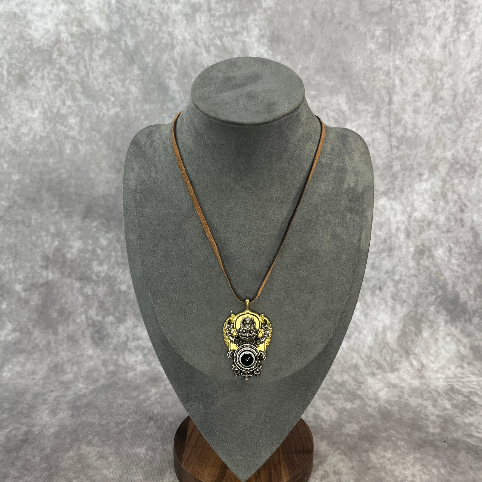 A FINE TIBETIAN STYLE NECKLACE: Modern; Long: 2.1 inch; Width: 1.3 inch; High: 0.6 inch