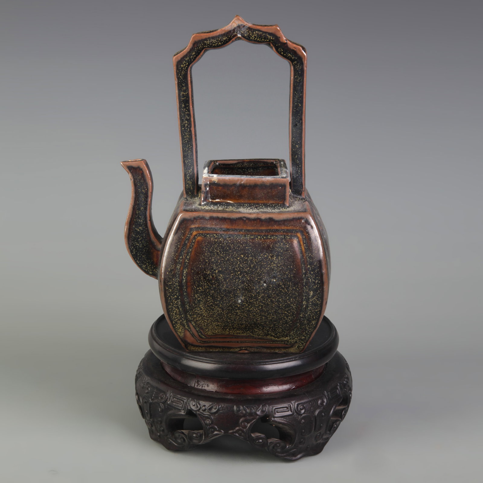 A FINE BEN SOUCE COLOR PORCELAIN EWER: Ming Dynasty Style, Long: 4.9 inch; High: 3.9 inch; High: 7.9 inch. Wooden base for picture and display only.