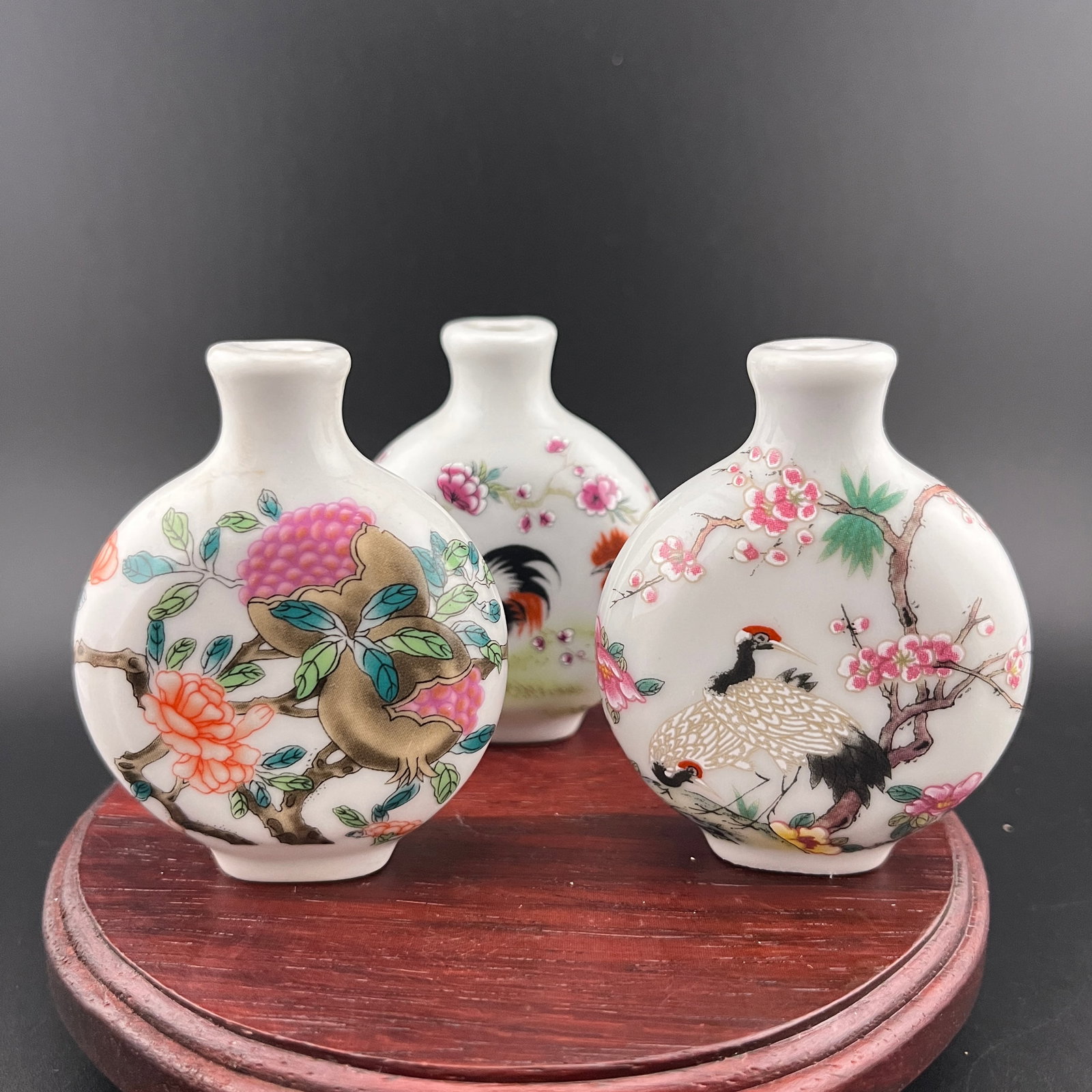 GROUP OF THREE FAMILLE ROSE PORCELAIN SNUFF BOTTLE (1 of 9)