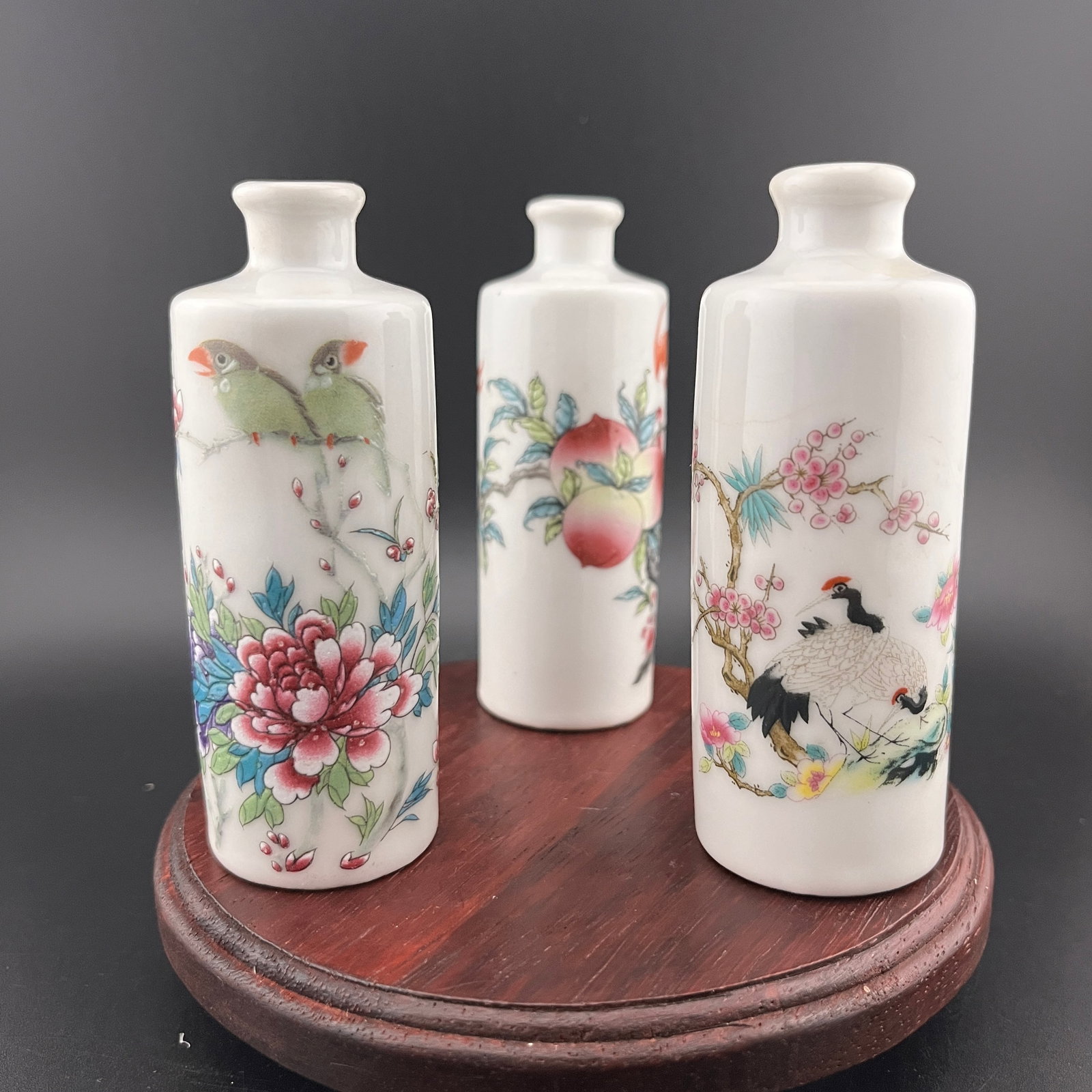 GROUP OF THREE FAMILLE ROSE PORCELAIN SNUFF BOTTLE (1 of 6)
