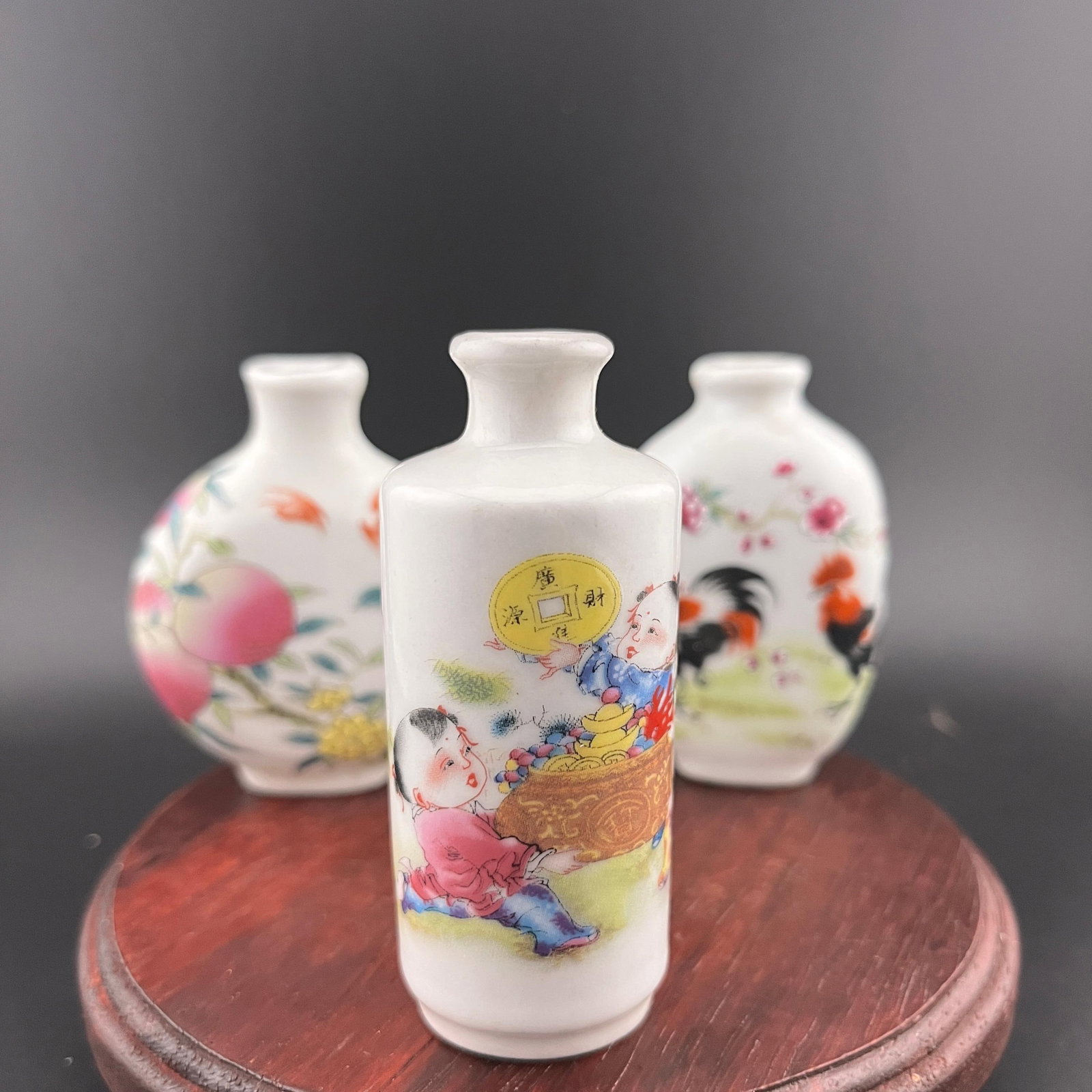 GROUP OF THREE FAMILLE ROSE PORCELAIN SNUFF BOTTLE: Modern; High: 3 inch; Diameter: 1.25 inch; Long: 2.17 inch; Width: 0.92 inch; High: 2.72 inch. Wooden base for picture and display only.