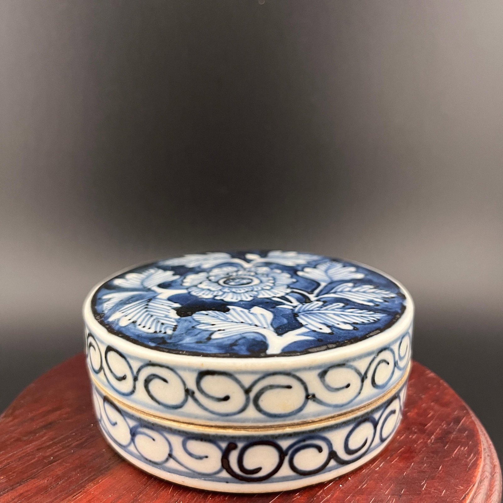CHINESE BLUE AND WHITE PORCELAIN SCHOLAR'S INK BOX: Republic Period; High: 1.3 inch; Diameter: 3.3 inch. Wooden base for picture and display only.