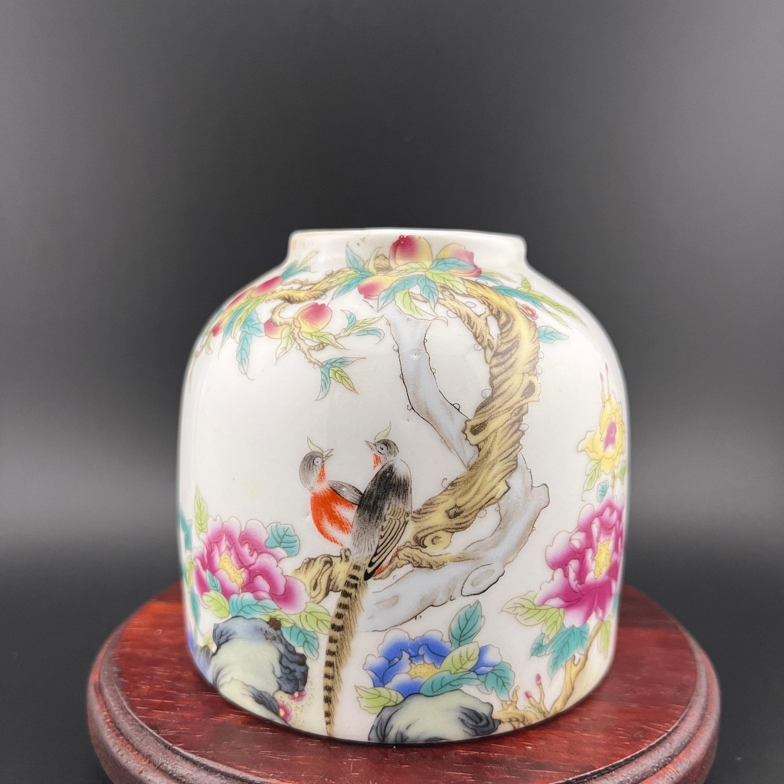 A FINE FAMILLE ROSE ENAMEL PORCELAIN JAR WITH FLOWER AND BIRD MOTIF: Qing Dynasty; High: 3.4 inch; Diameter: 3.6 inch. Wooden base for picture and display only.