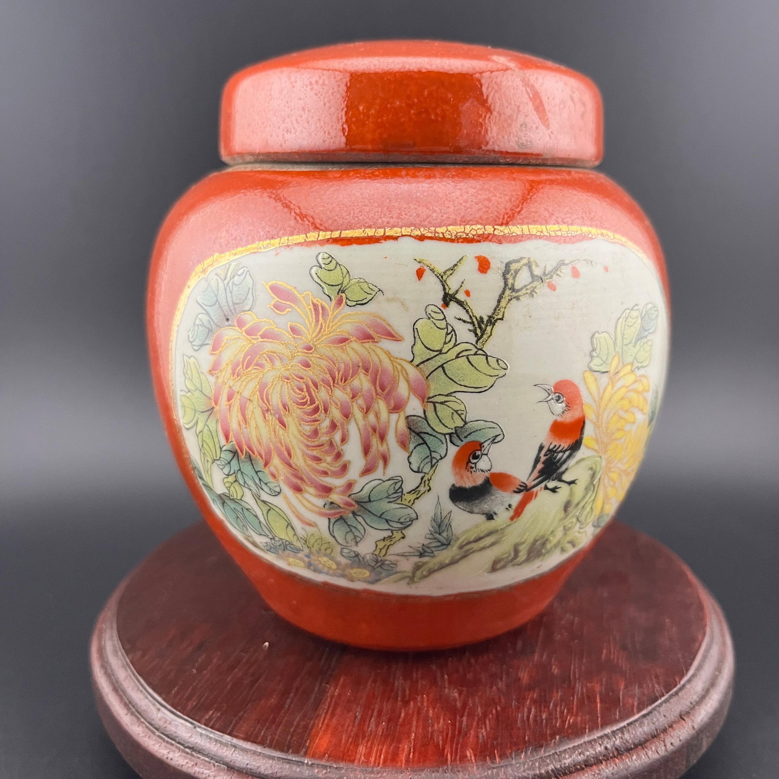 A FINE FAMILLE ROSE ENAMEL PORCELAIN JAR: Qing Dynasty; High: 4.4 inch; Diameter: 4.4 inch. Wooden base for picture and display only.