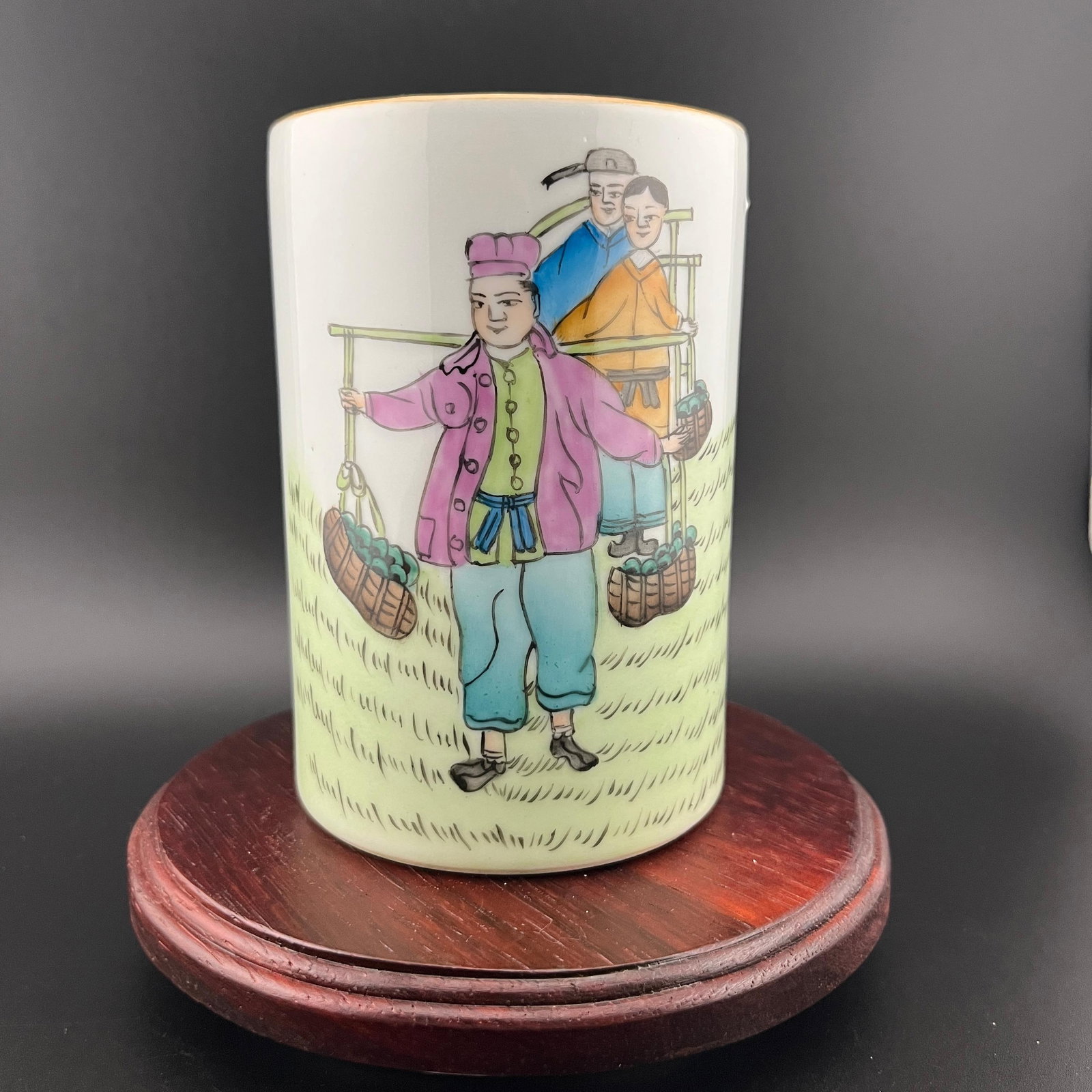 FAMILLE ROSE ENAMEL PORCELAIN BRUSH POT: Qing Dynasty; High: 4.5 inch; Diameter: 3.1 inch. Wooden base for picture and display only.
