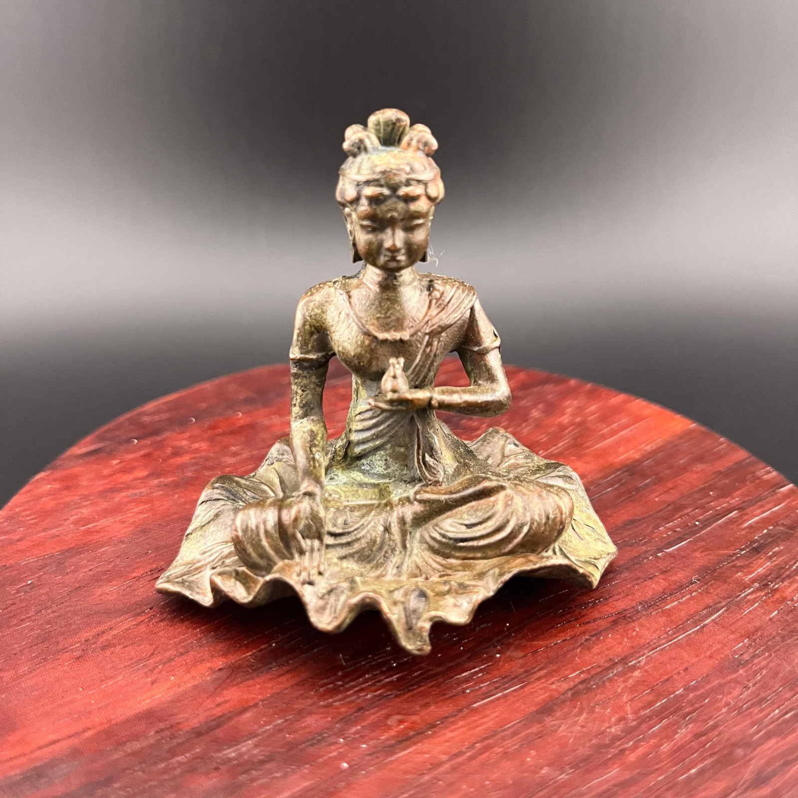 A SMALL BRONZE FIGURE OF GUANYIN ON LOTUS LEAF BASE (1 of 7)