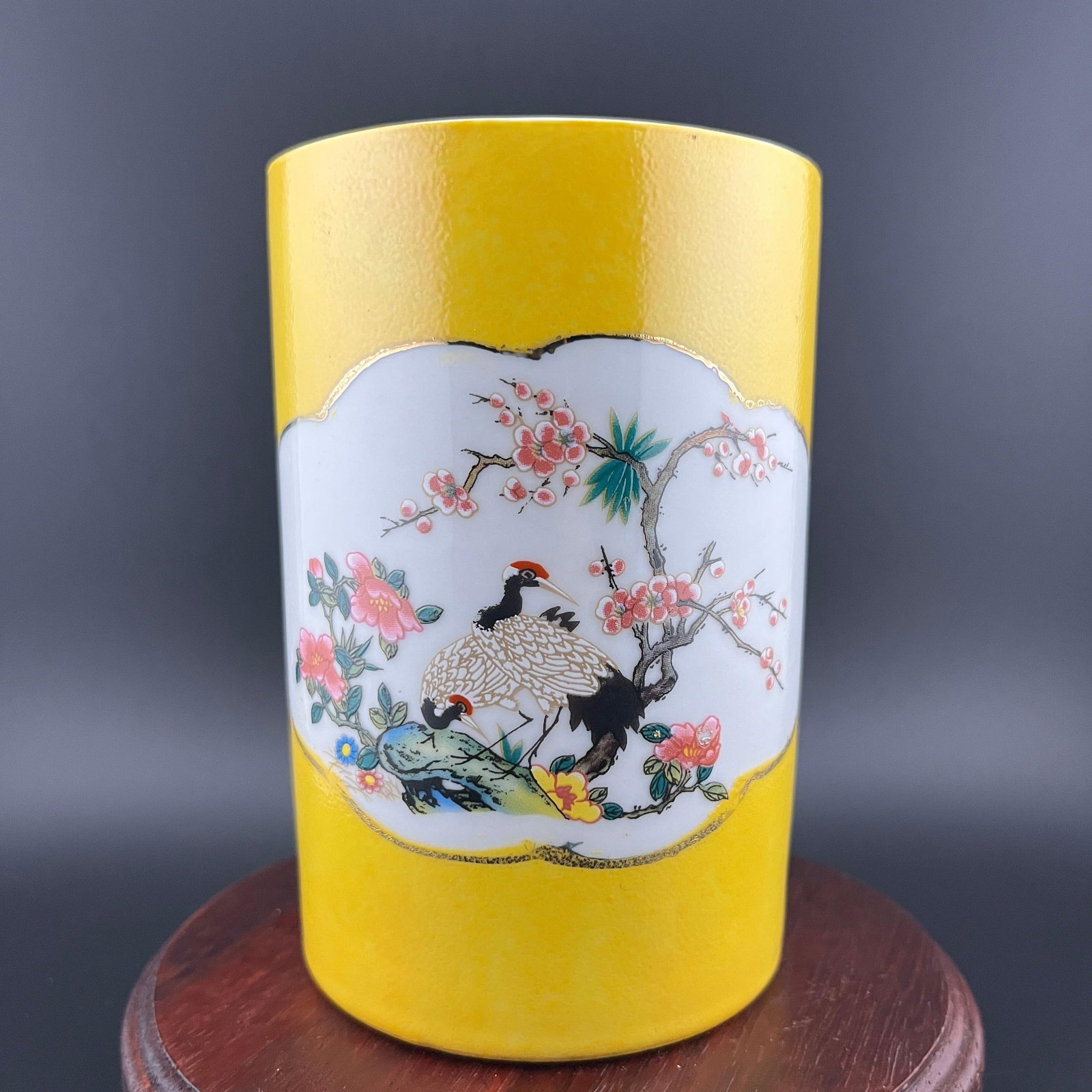 FAMILLE ROSE ENAMEL PORCELAIN BRUSH POT: Qing Dynasty; High: 4.7 inch; Diameter: 3.1 inch. Wooden base for picture and display only.