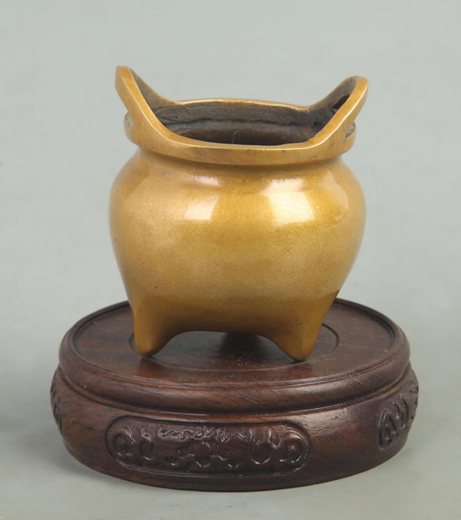 BRONZE TRIPOD CENSER WITH BRIDGE-SHAPED HANDLES: Ming Dynasty Xuan De Period; High: 2.80 inch; Diameter: 2.50 inch; Woodbase for picture and display only