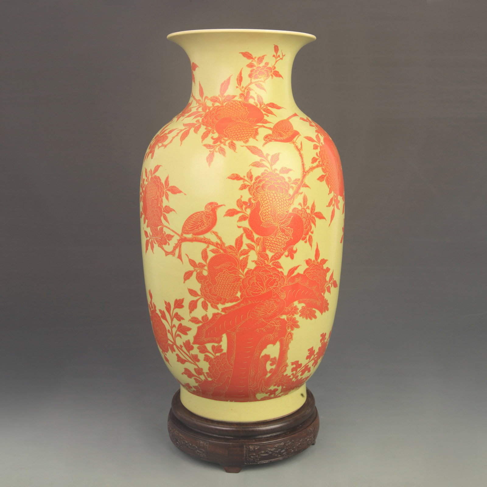 FAMILLE ROSE YELLOW-GROUND VASE WITH GILT BIRD-AND-FLOWER DECORATION (1 of 5)
