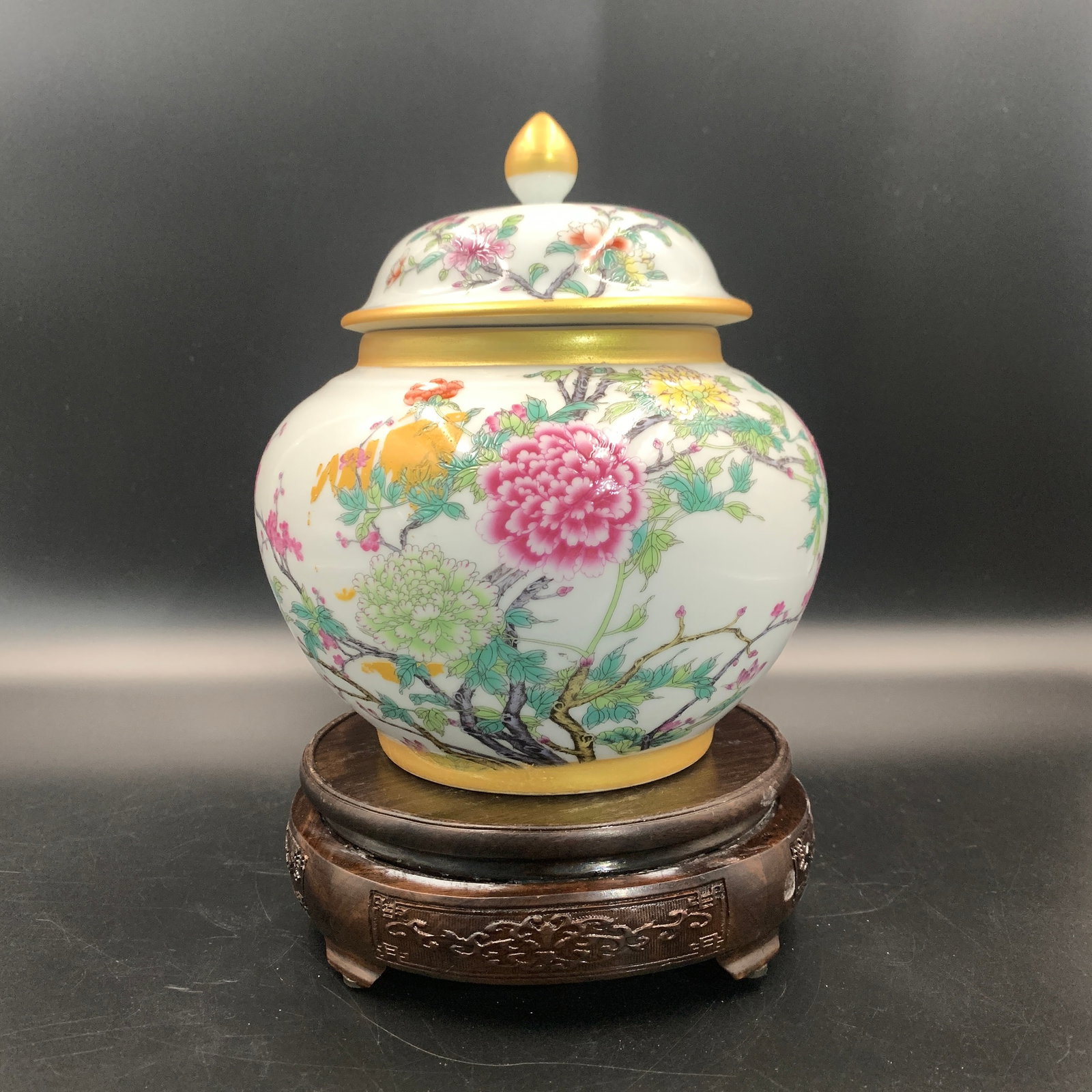 FAMILLE ROSE "PEONY FLOWERS AND BIRDS" PORCELAIN GINGER JAR: Qing Dynasty; High: 8 inch; Diameter: 7 inch; Woodbase for picture and display only