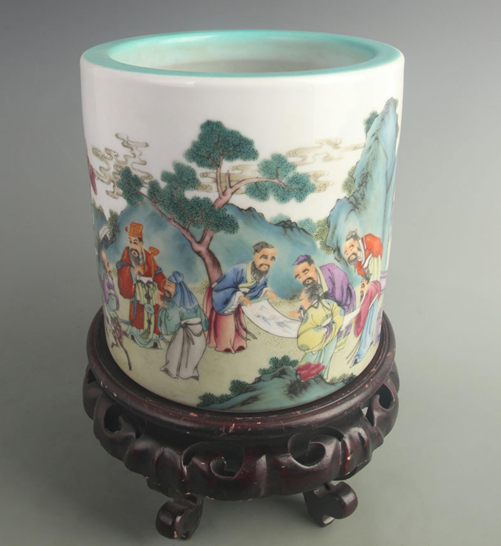 FAMILLE ROSE STORY PATTERN PORCELAIN PEN HOLDER: Qing Dynasty Qianlong Period; High: 8.00 inch; Diameter: 7.80 inch; Woodbase for picture and display only