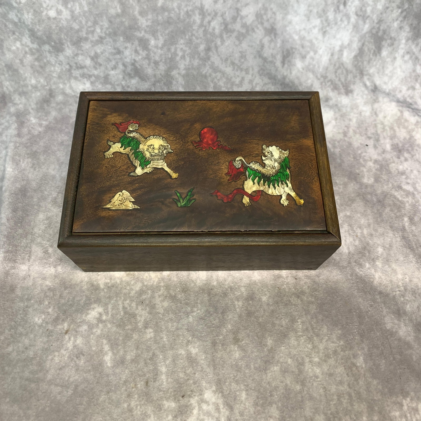 A FINE WOODEN STORAGE BOX WITH MOTHER OF PEARL INLAY (1 of 4)