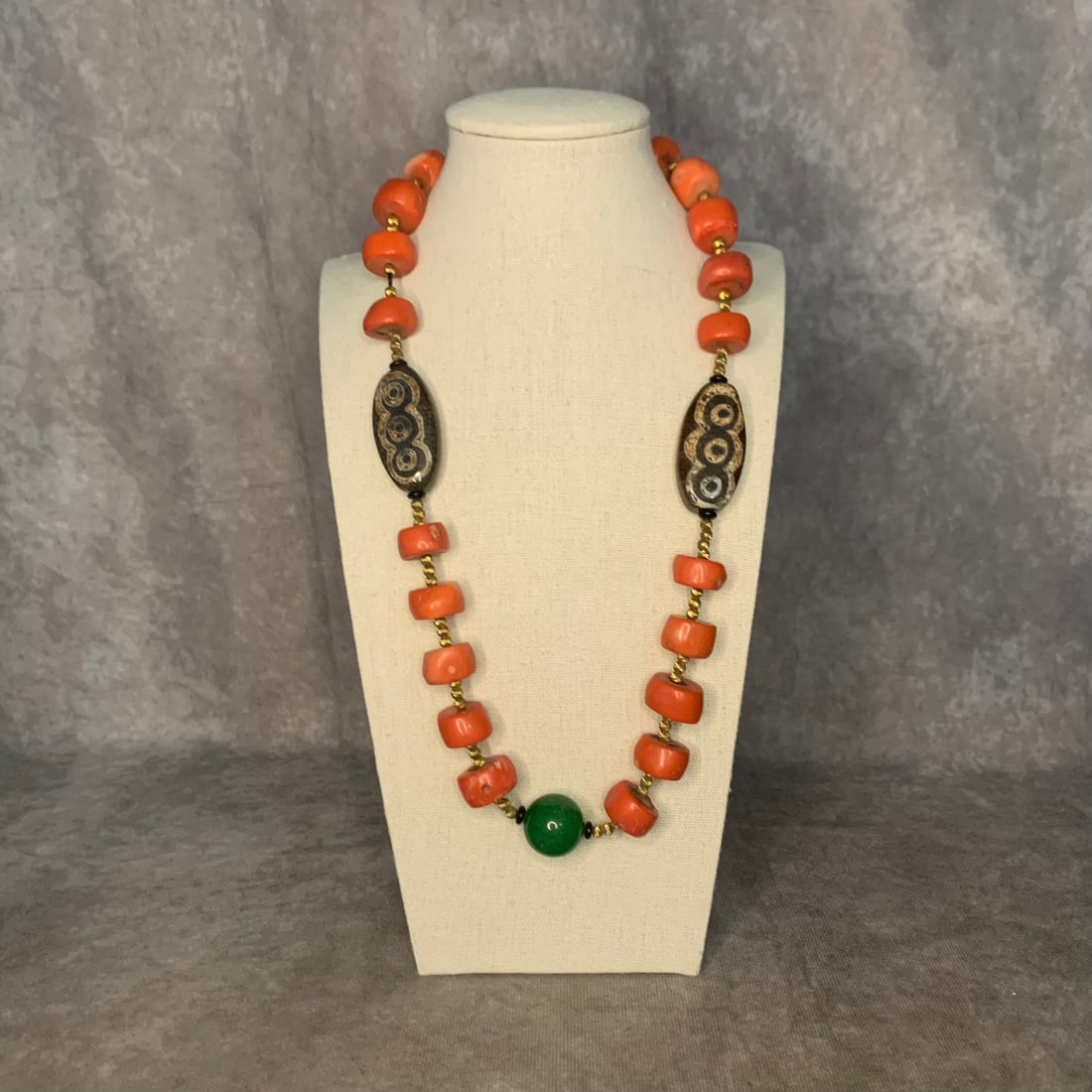 A FINE CORAL MADE NECKLACE WITH TIBETAN TIAN ZHU: Modern; Long: 12 inch; Each Bead Diameter: 0.7 inch; Woodbase for picture and display only