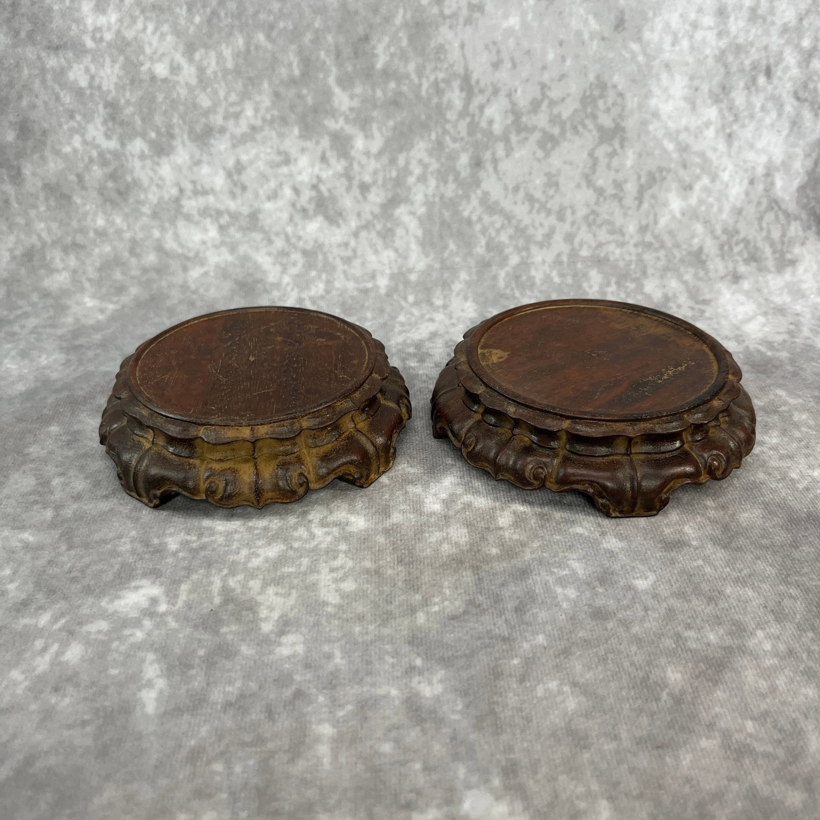 PAIR OF HARDWOOD MADE DISPLAY STAND: Modern; High: 1.4 inch; Diameter: 5.1 inch; Woodbase for picture and display only