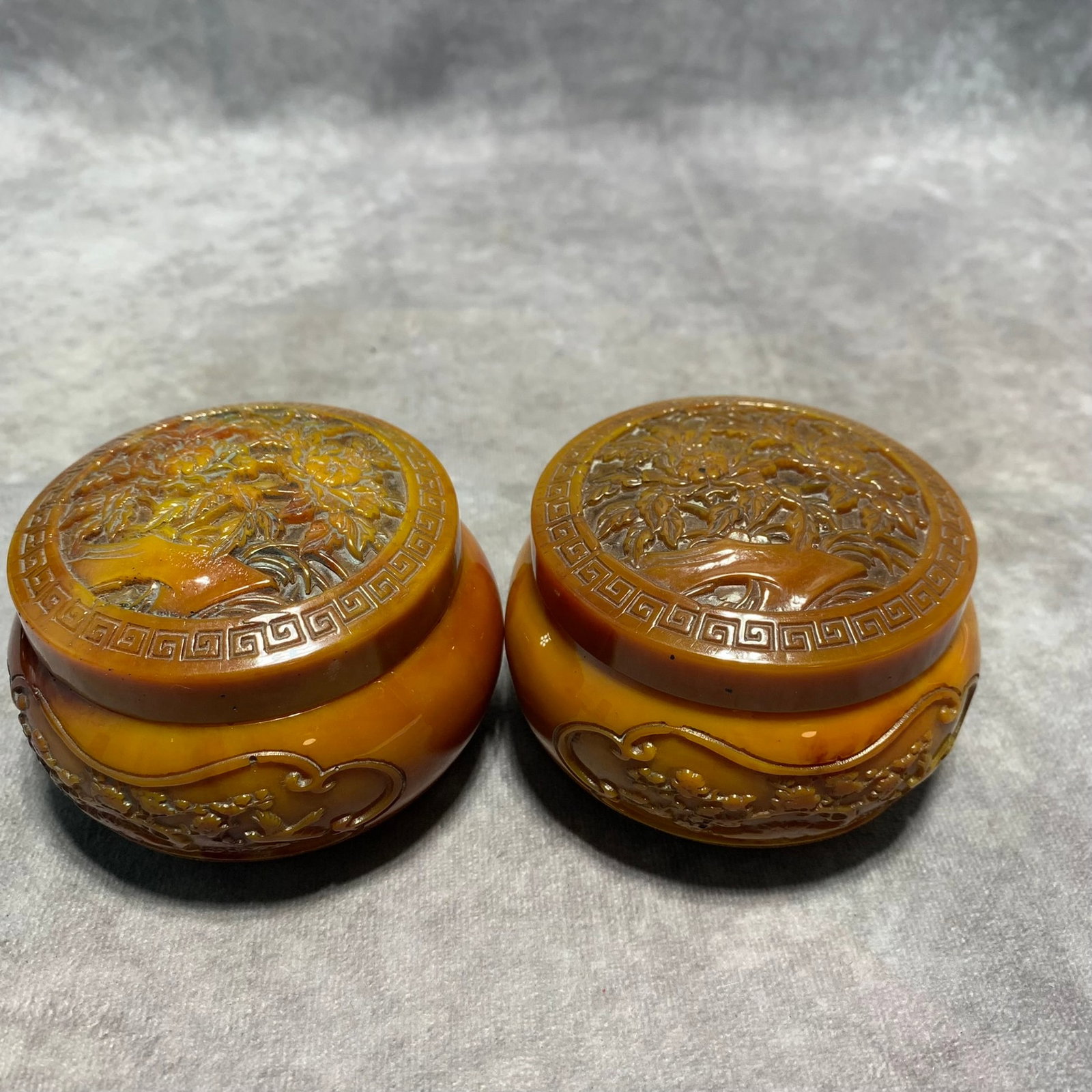 PAIR OF CELLULOID MADE ROUND BOXES: Republic Chincha Period; High: 2.4 inch; Diameter: 3.5 inch; Woodbase for picture and display only