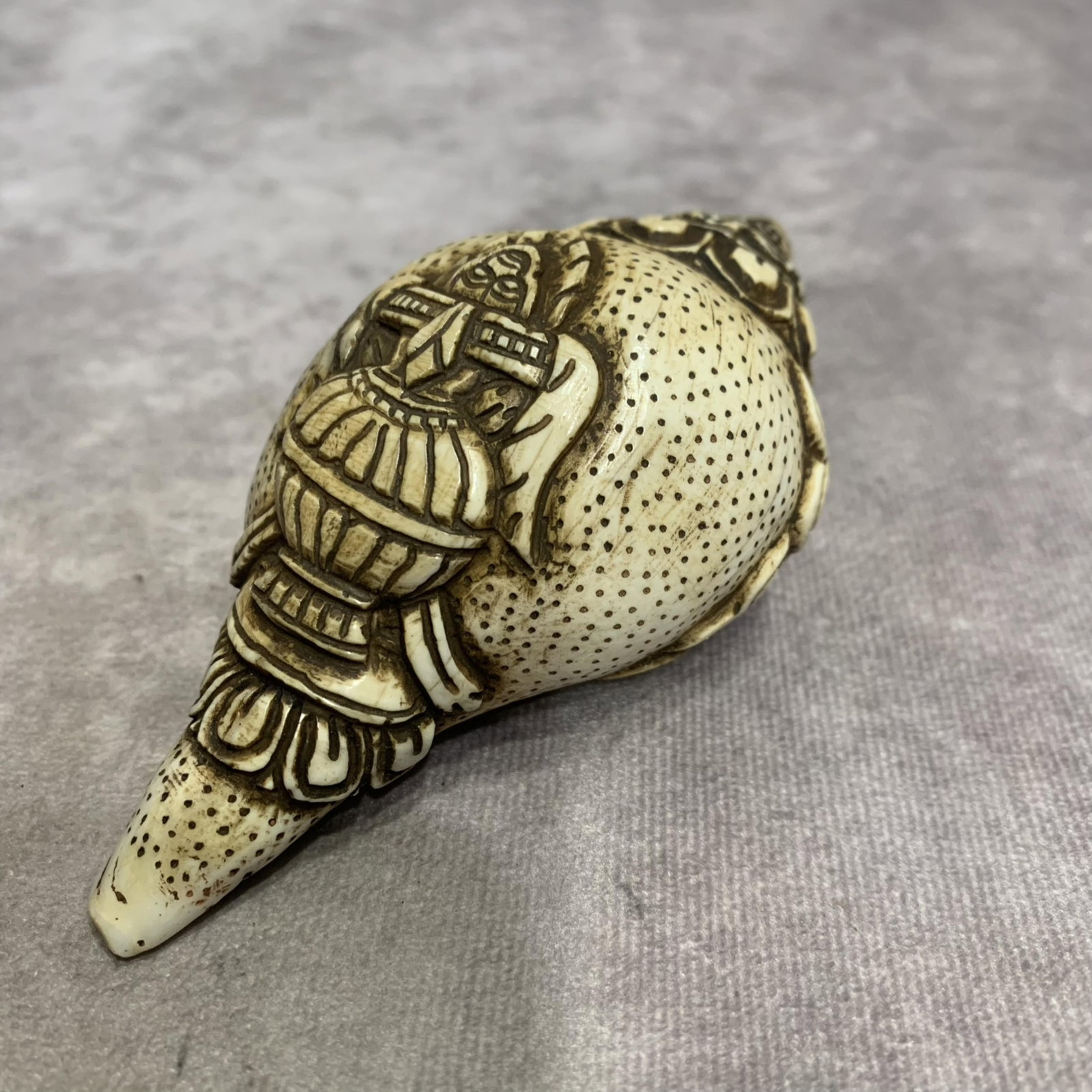 A FINELY CARVED TIBETAN BUDDHISM CONCH: Qing Dynasty; High: 2.0 inch; Width: 2.2 inch; Long: 4.0 inch; Woodbase for picture and display only