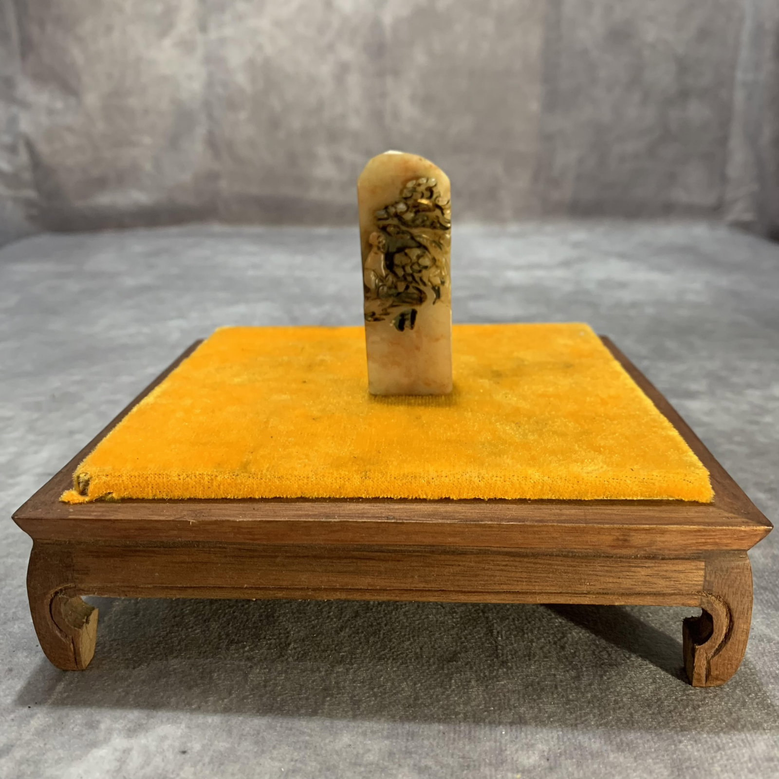 A FINELY CARVED BRONZE INK BOX: Modern; Long: 3.5 inch; Width: 3.5 inch; High: 2.2 inch; Woodbase for picture and display only