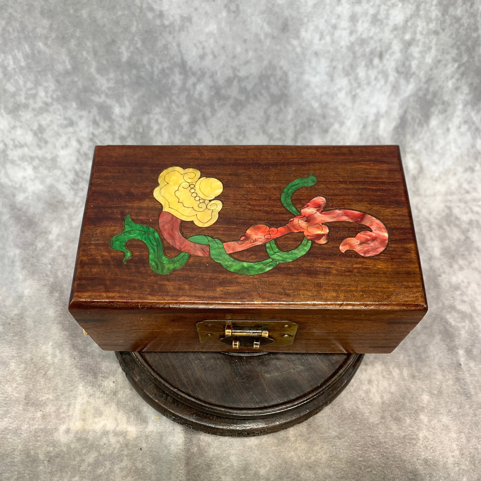 A FINE WOODEN STORAGE BOX WITH MOTHER OF PEARL INLAY: Modern; Long: 6.38 inch; Width: 3.77 inch; High: 2.7 inch; Woodbase for picture and display only