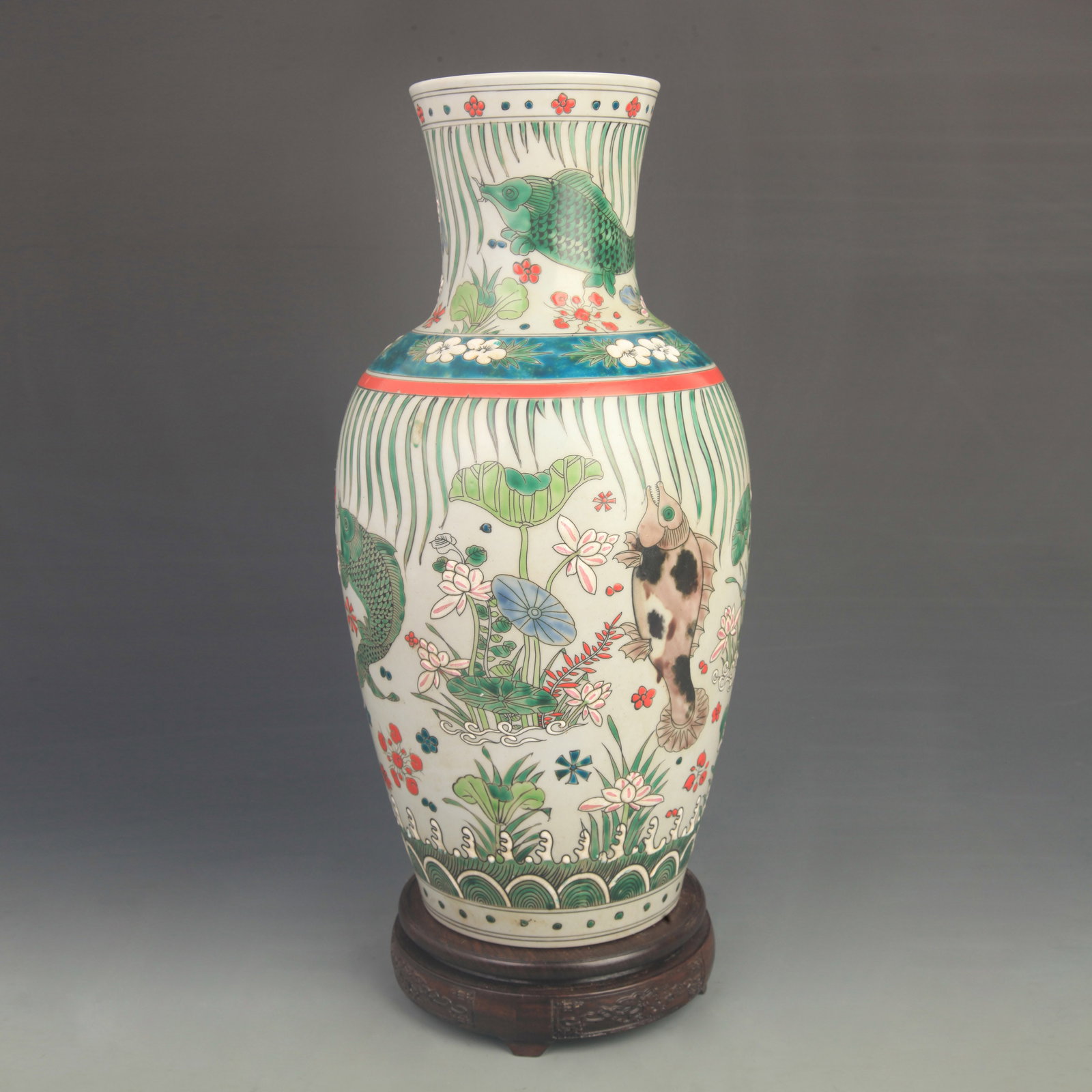 FAMILLE ROSE PORCELAIN VASE WITH FISH AND ALGAE PATTERNS: Qing Dynasty Kang Xi Period; High: 16.0 inch; Diameter: 7.80 inch; Woodbase for picture and display only