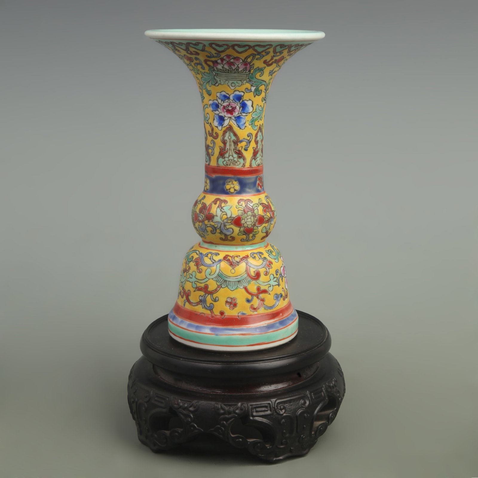 A FINE FAMILLE ROSE YELLOW GROUND FLORAL PATTERN FLOWER VASE (1 of 5)