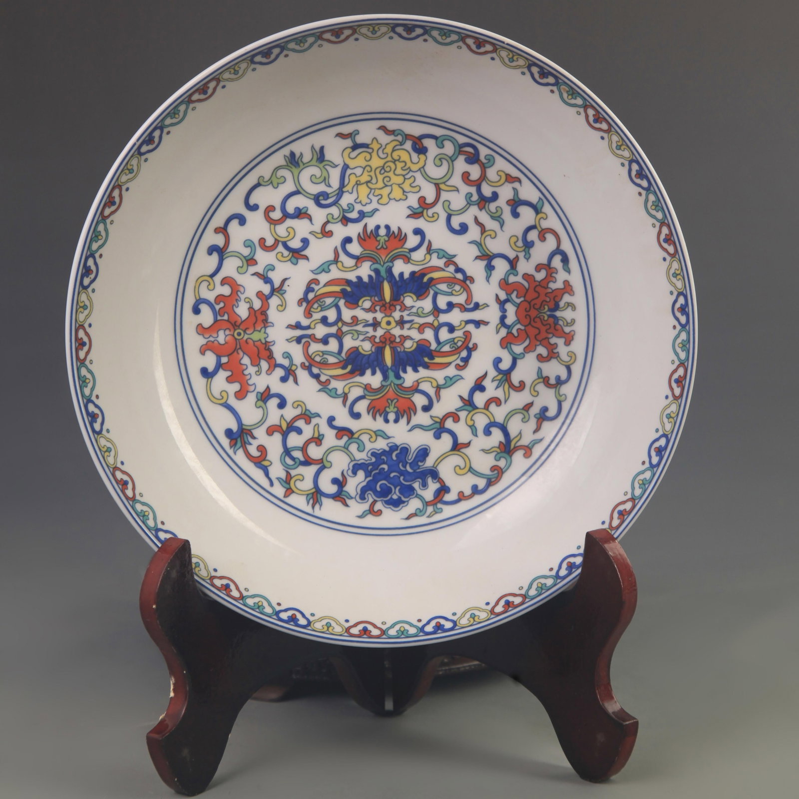 A FINE DOUCAI FLORAL PATTERN PORCELAIN PLATE: Qing Dynasty Yong Zheng Period; Diameter: 8.0 inch; High: 1.8 inch; Woodbase for picture and display only