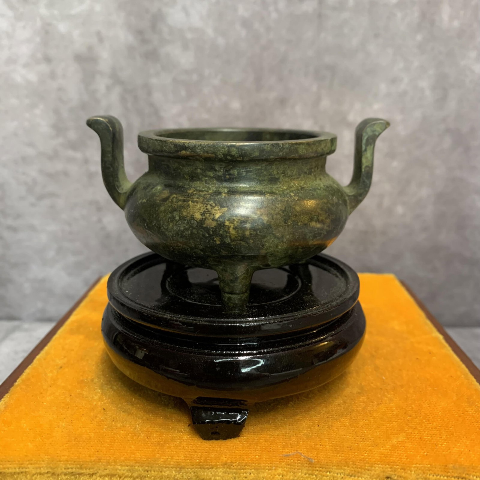 A FINE TREE FOOT TWO HANDLE BRONZE INCENSE BURNER: 20th Century; High: 1.9 inch; Width: 3.6 inch; Long: 2.8 inch; Woodbase for picture and display only