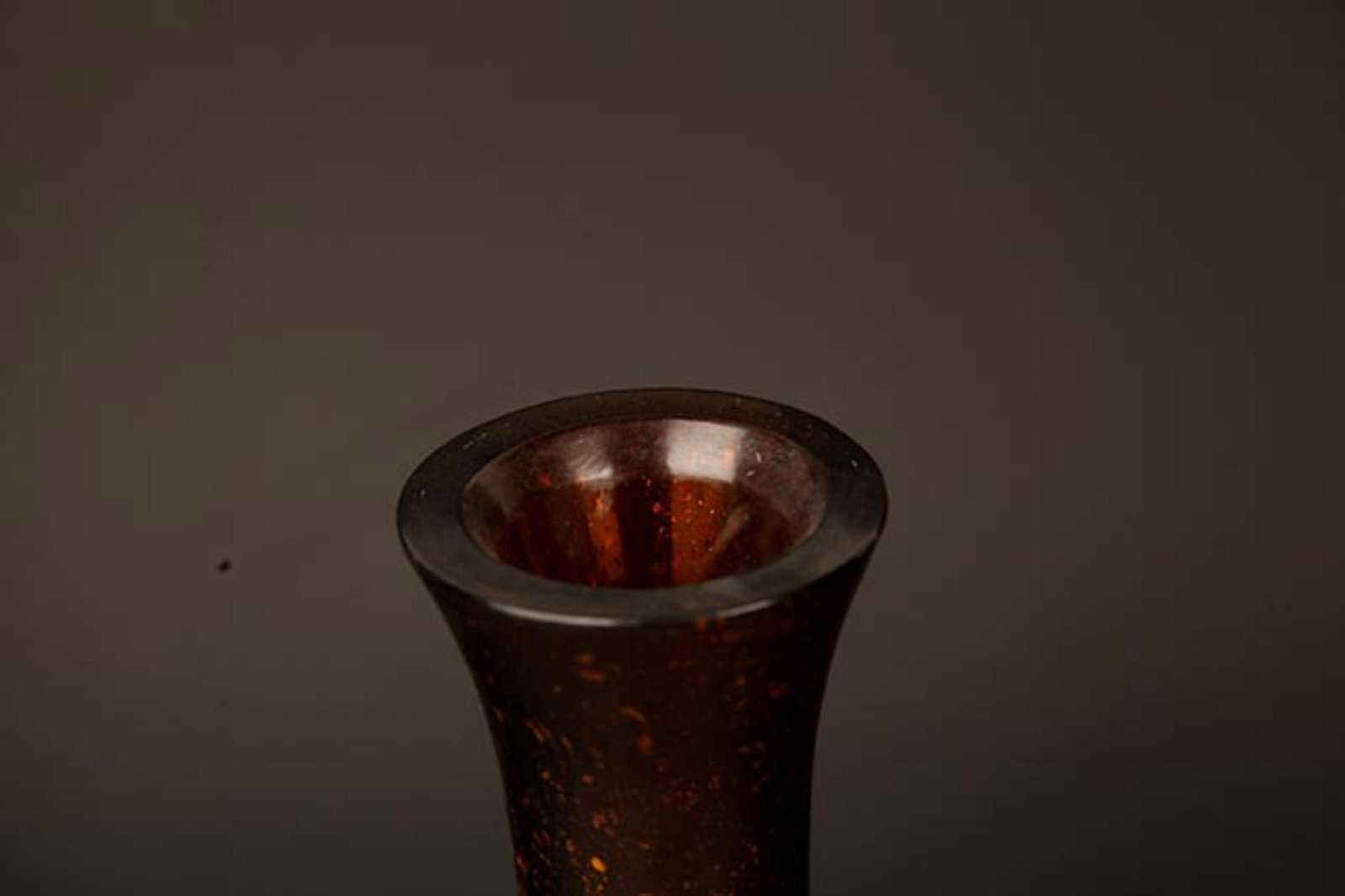 AN AMBER-TONE GILT-SPLASHED GLASS VASE - 3
