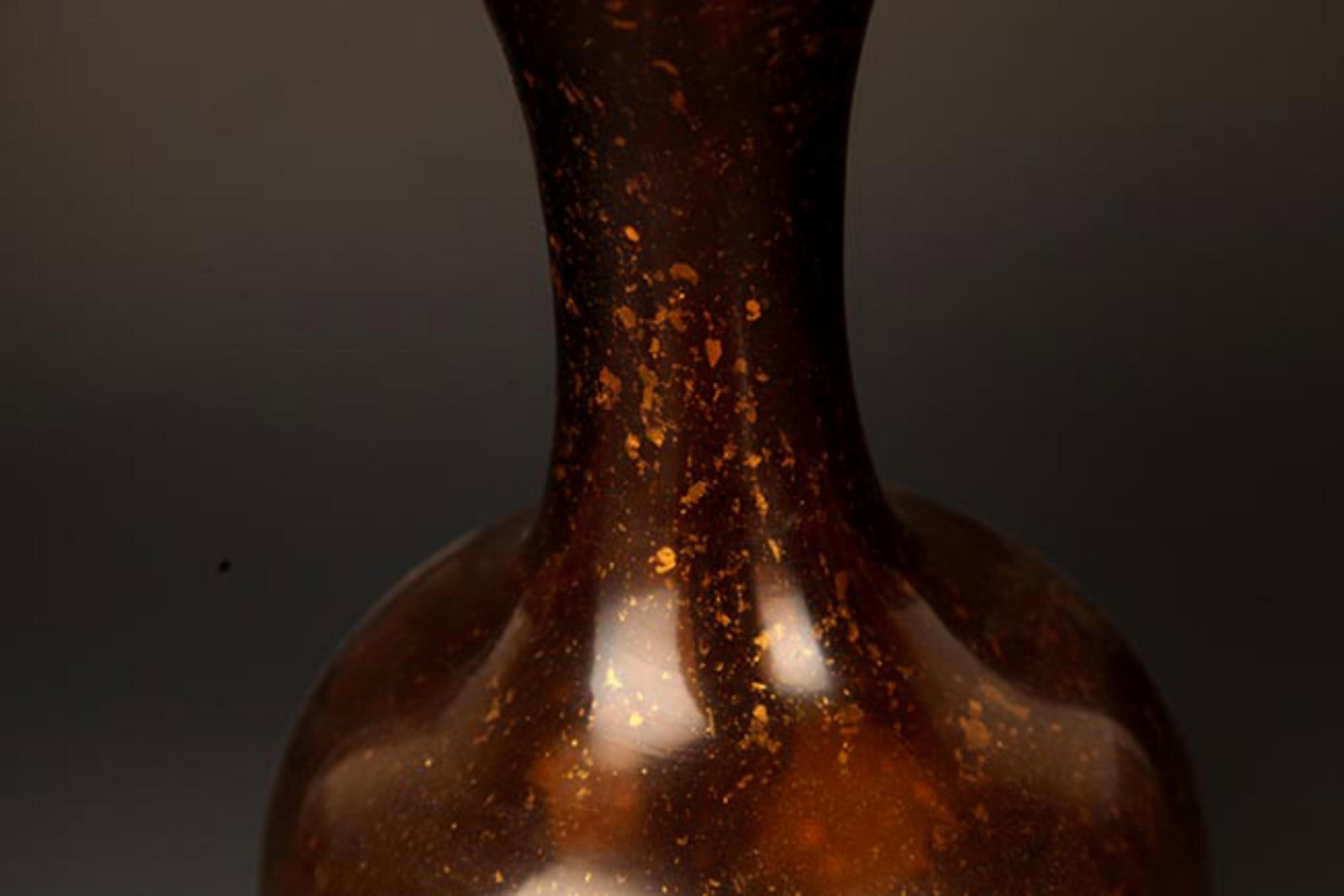 AN AMBER-TONE GILT-SPLASHED GLASS VASE - 4
