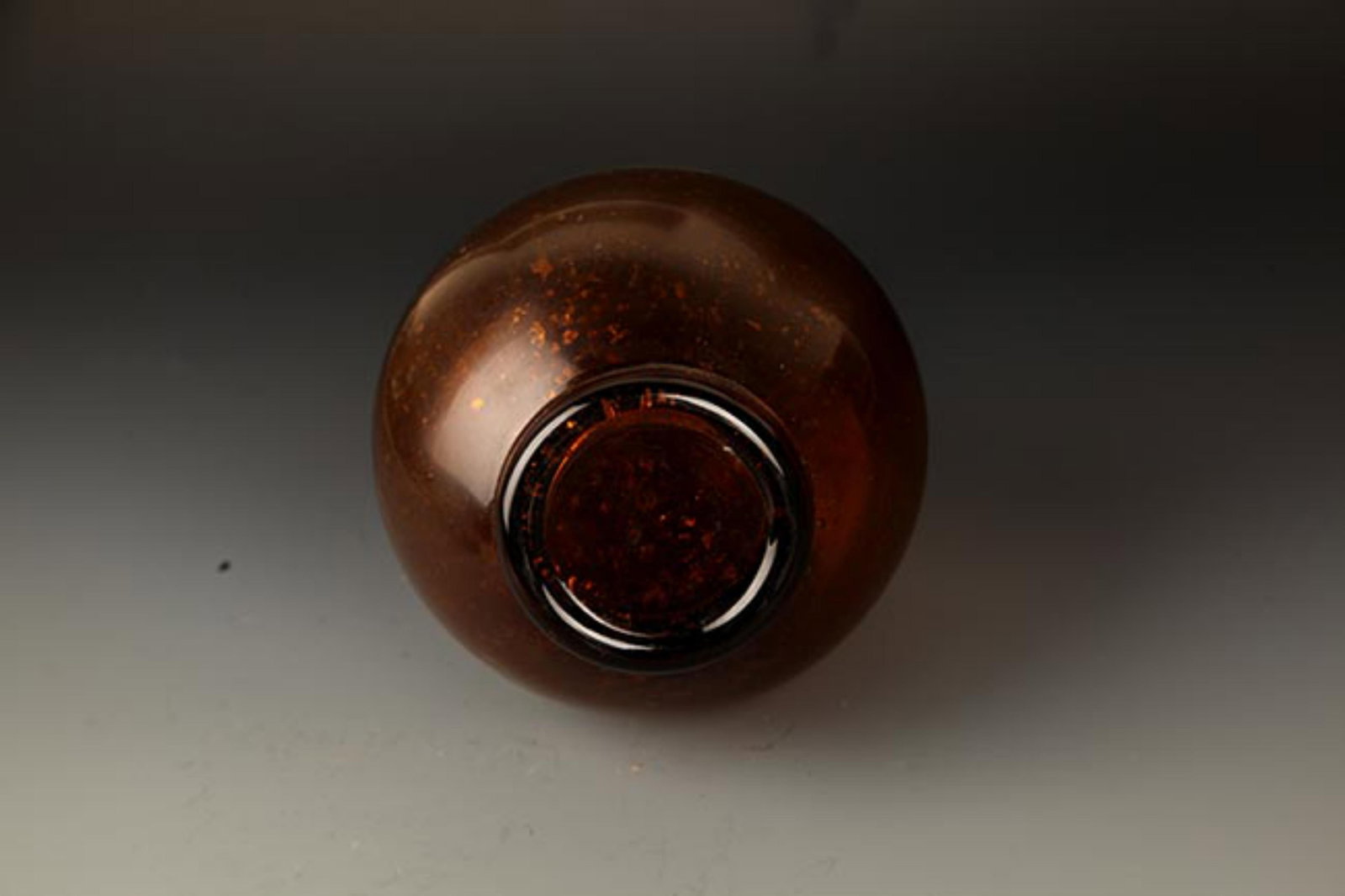 AN AMBER-TONE GILT-SPLASHED GLASS VASE - 5