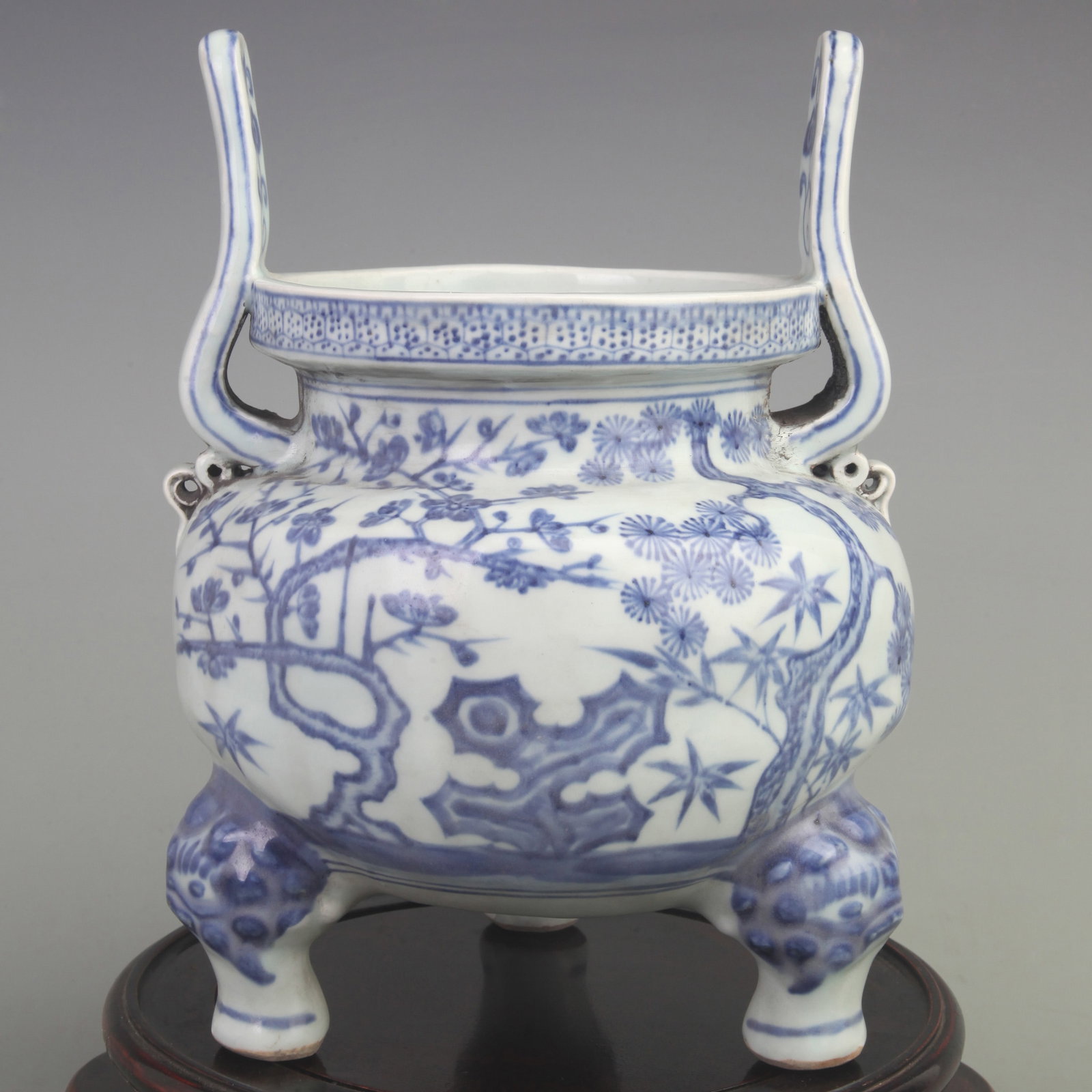 BLUE AND WHITE FLOWER PATTERN PORCELAIN CENSER: Ming Dynasty Xuan De Period, Width: 8.3 inch; High: 11 inch; Woodbase for picture and display only