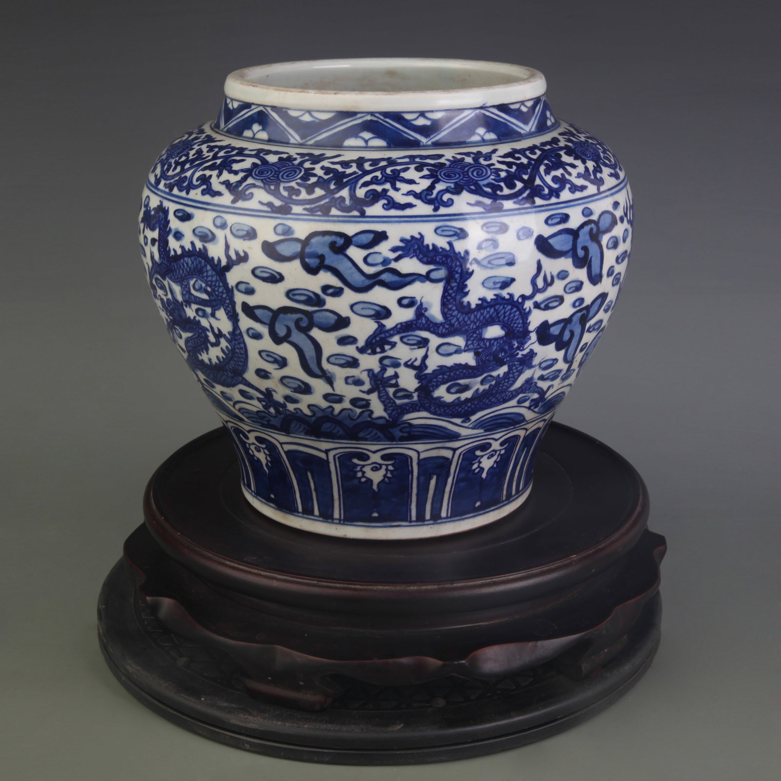 BLUE AND WHITE DRAGON PATTERN PORCELAIN JAR: Ming Dynasty Wan Li Period; Diameter: 6.1 inch; High: 8.3 inch; Woodbase for picture and display only