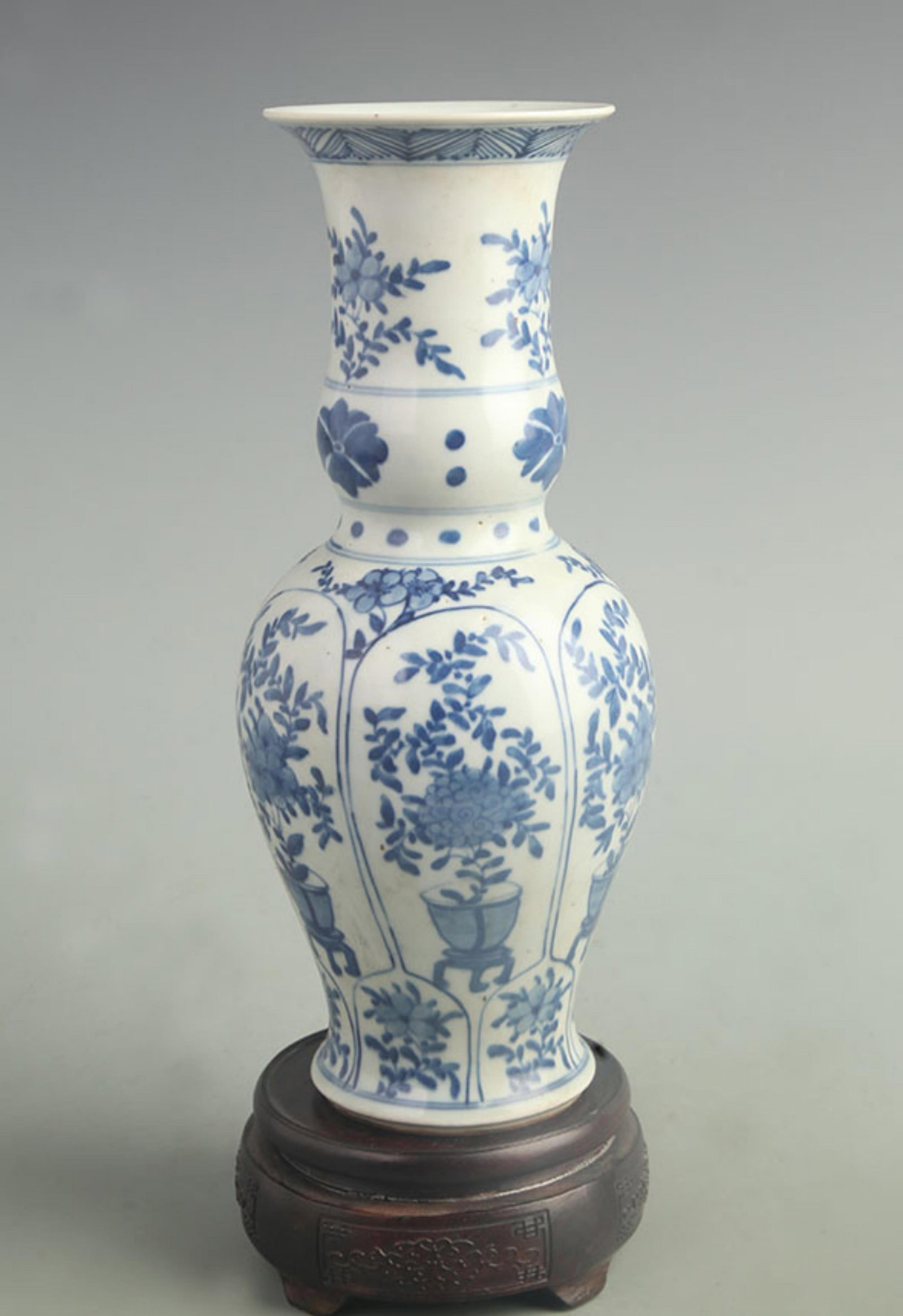 BLUE AND WHITE FLOWER PATTERN PORCELAIN VASE: Qing Dynasty; High: 11.0 inch; Width: 4.50 inch; Woodbase for picture and display only