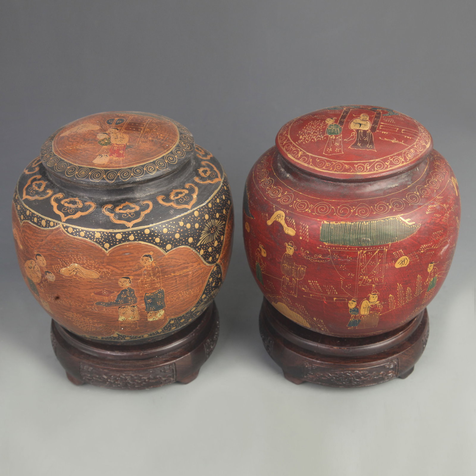 LACQUERWARE GOLD-PAINTED COURTYARD FIGURE STORY PATTERN TEA CANISTER: Qing Dynasty; High: 6.25 inch; Diameter: 4.00 inch; Woodbase for picture and display only