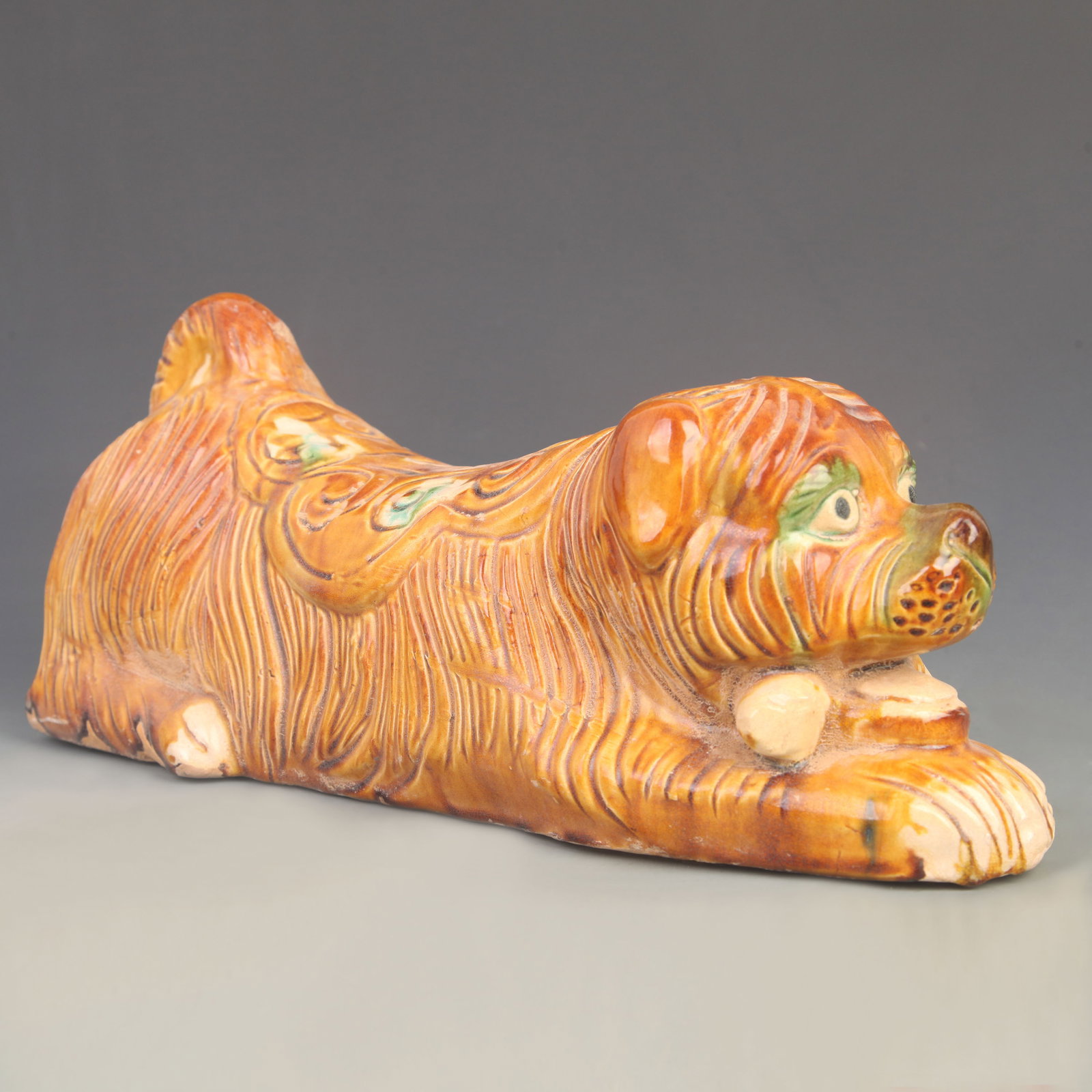 A FINE SAN CAI COLOR POTTERY DOG SHAPED PILLOW: Ming Dynasty Style; High: 5.25 inch; Width: 4.50 inch; Long: 10.0 inch; Woodbase for picture and display only