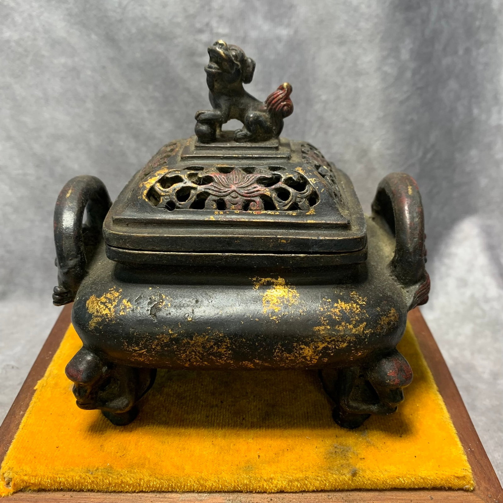 A XUANDE-MARK GILT BRONZE LION-HANDLED SQUARE CENSER: Ming Dynasty Style; Long: 4.8 inch; Width: 3.9 inch; High: 5 inch; Woodbase for picture and display only
