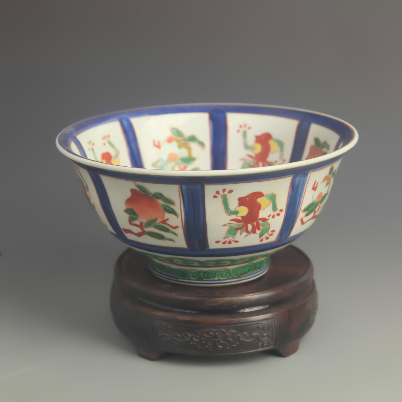 LARGE WUCAI COLOR PORCELAIN BOWL WITH EIGHT TREASURES MOTIF: Ming Dynasty Wan Li Period; High: 3.80 inch; Diameter: 7.50 inch; Woodbase for picture and display only