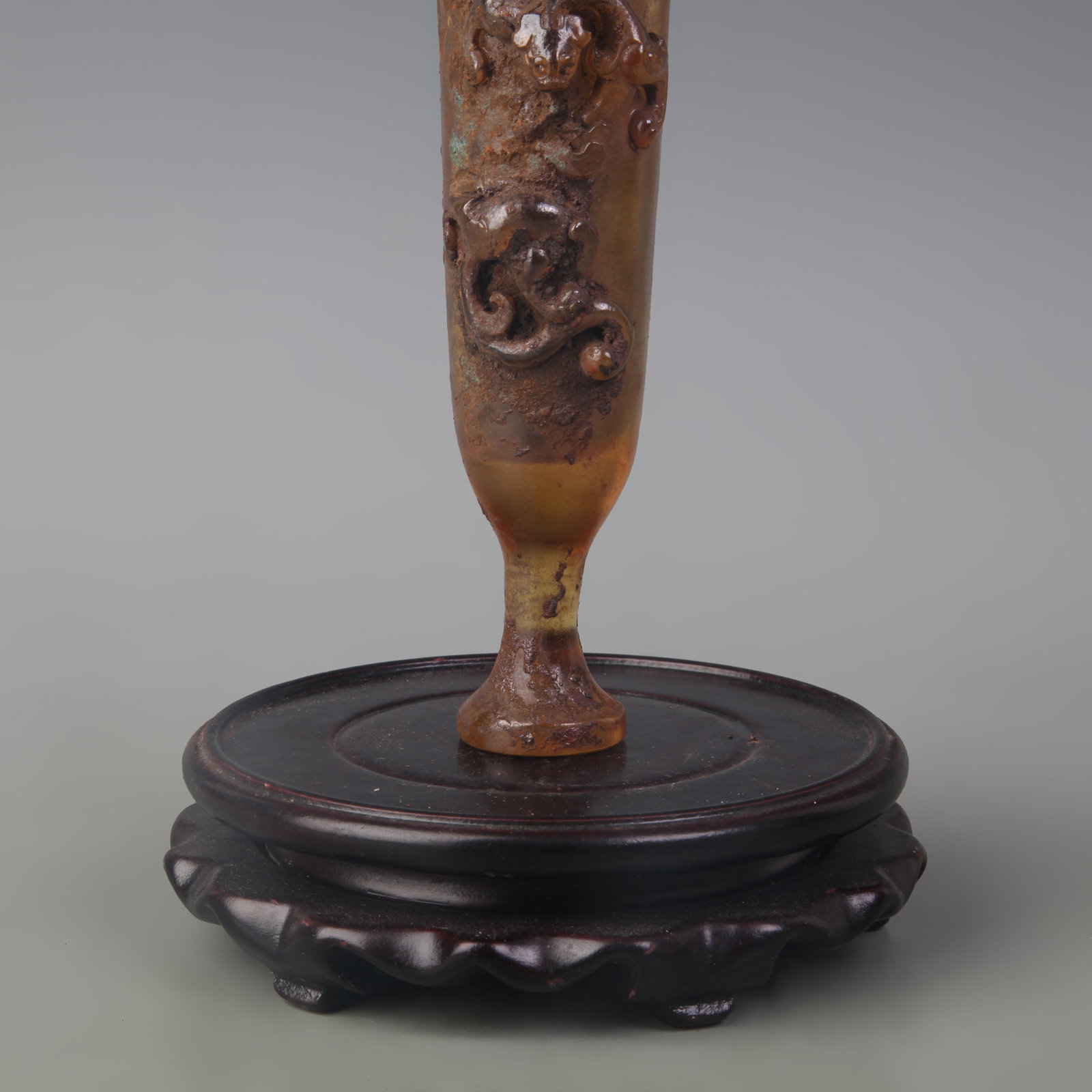 A FINE CHI LONG CARVED CRYSTAL CUP - 3