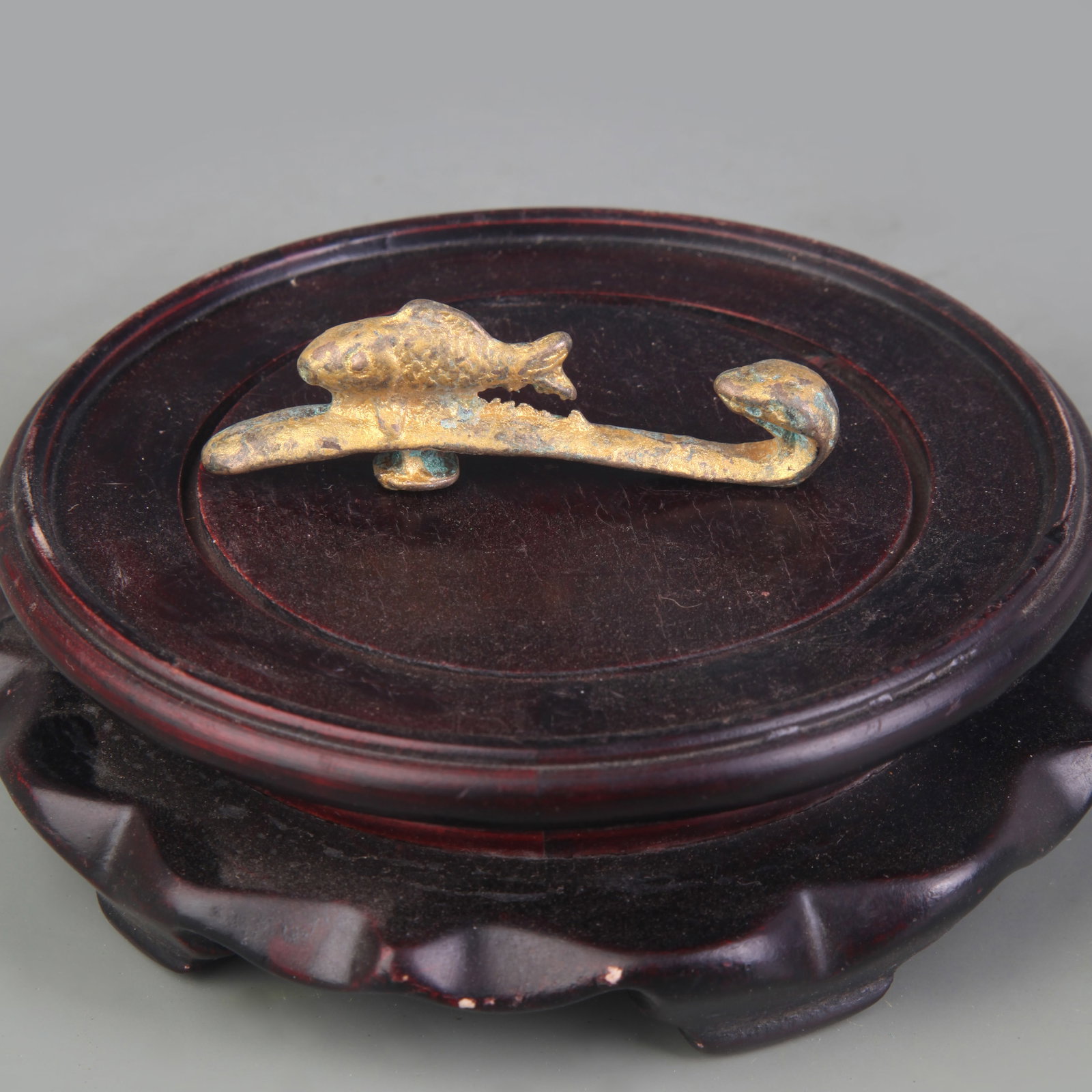 A SMALL GILT BRONZE BELT HOOK: Qing Dynasty; Long: 2.8 inch; Woodbase for picture and display only