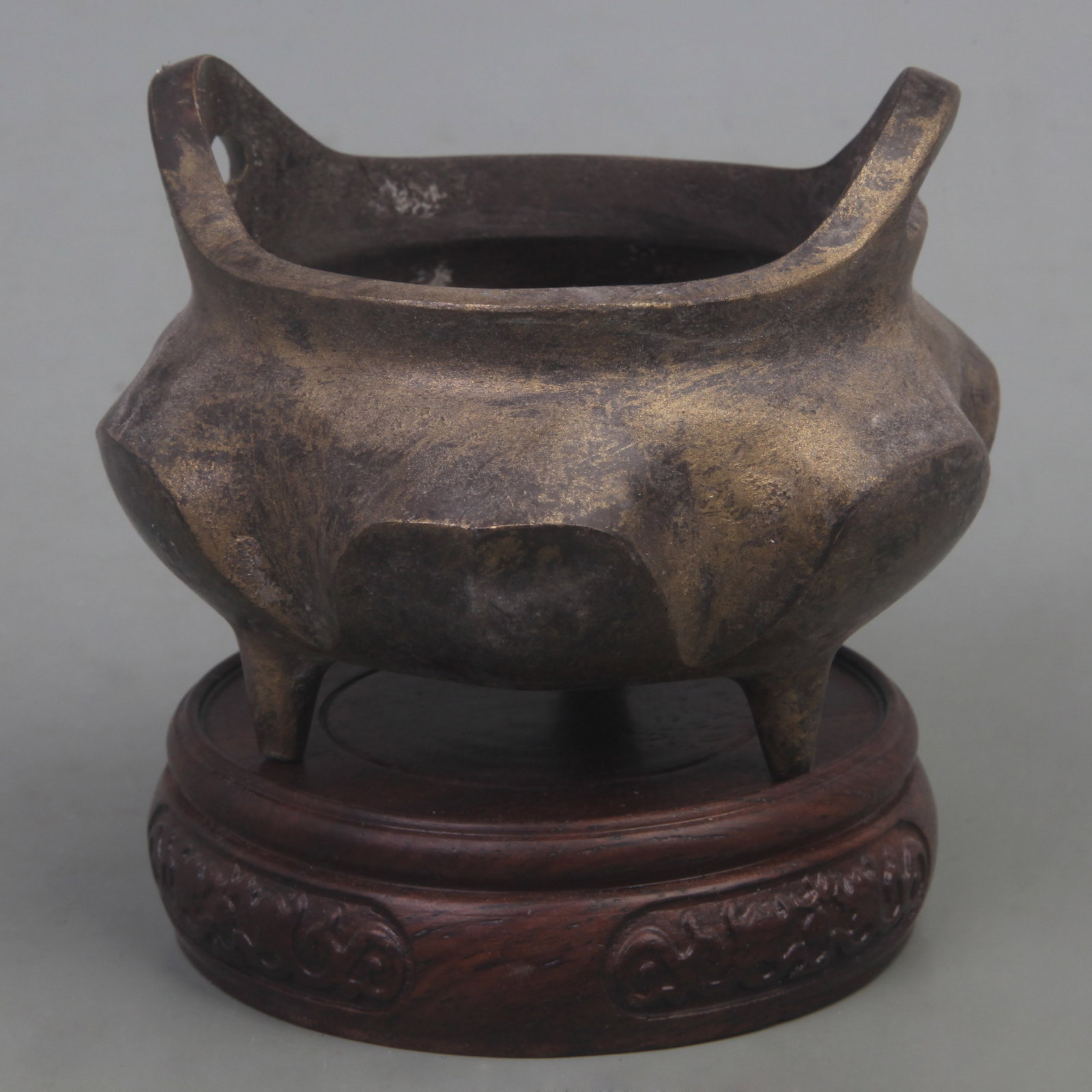 A FINE XUAN DE STYLE THREE FOOT SUNFLOWER PATTERN CENSER: Ming Dynasty Style, Diameter: 4 inch; High: 3.1 inch; Woodbase for picture and display only