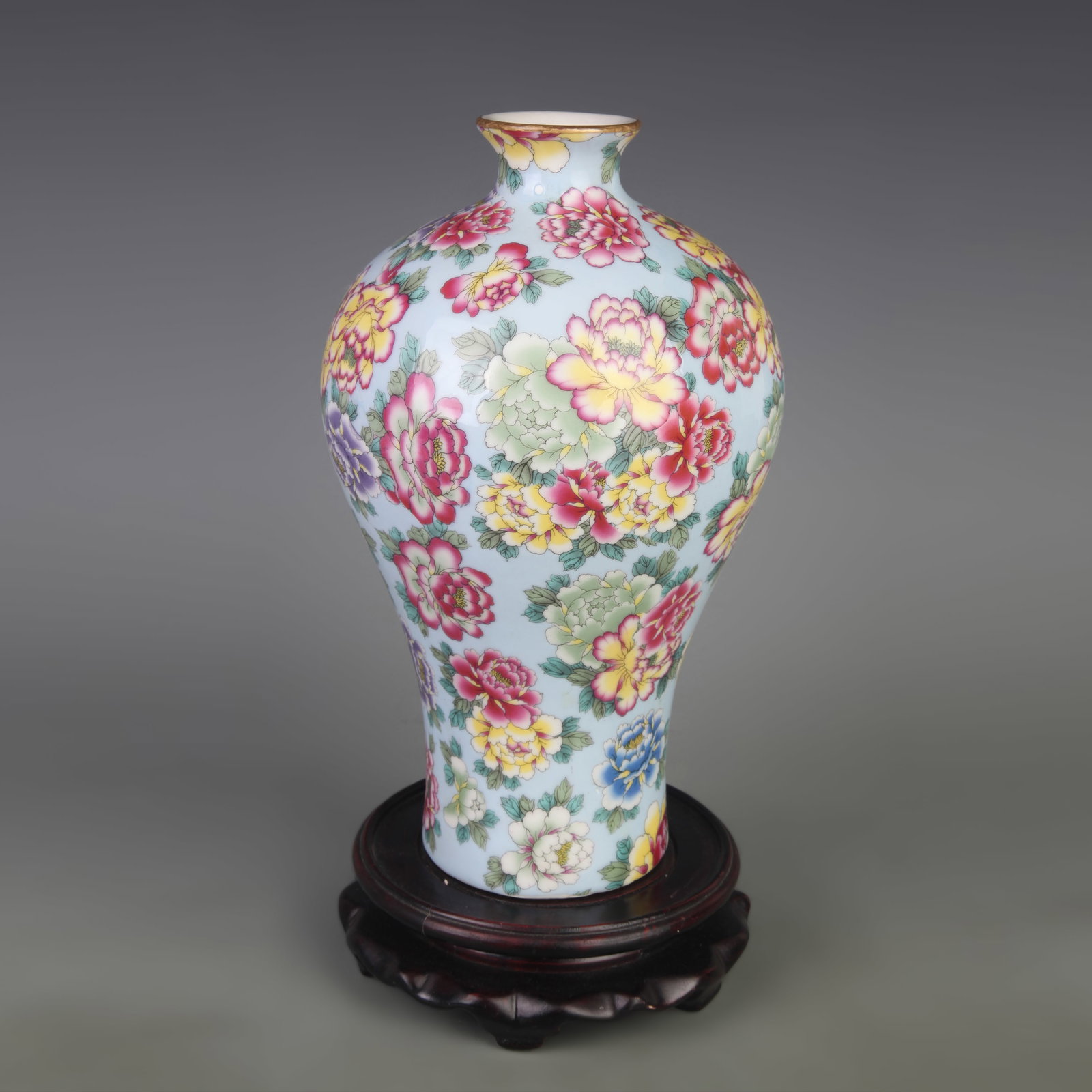 FAMILLE ROSE FLORAL PATTERN MEIPING STYLE VASE: Qing Dynasty Yong Zheng Period; Diameter: 5.3 inch; High: 8.9 inch; Woodbase for picture and display only