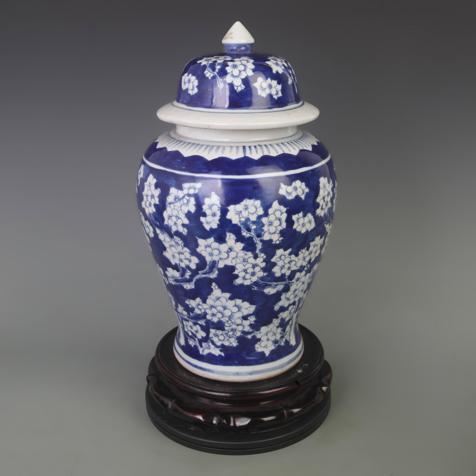 BLUE AND WHITE FLORAL PATTERN GENERAL STYLE PORCELAIN JAR WITH LID: Qing Dynasty Qian Long Period; High: 17.2 inch; Diameter: 6 inch; Woodbase for picture and display only