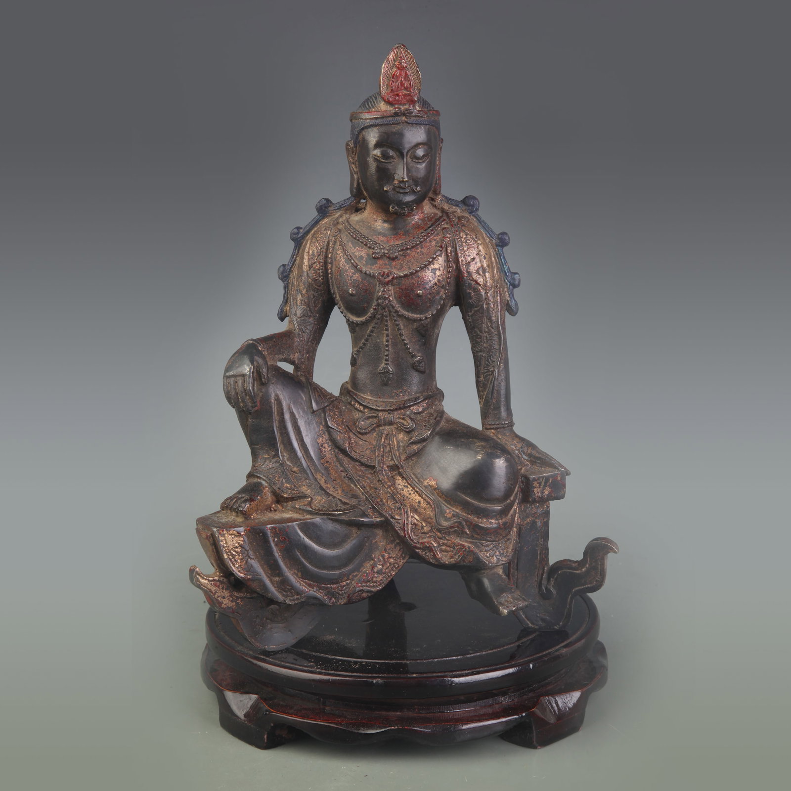 A FINE GILT BRONZE STATUE OF WATER-MOON GUANYIN (SHUIRI GUANYIN): Qing Dynasty; Width: 7.0inch, High: 9.6inch; Woodbase for picture and display only