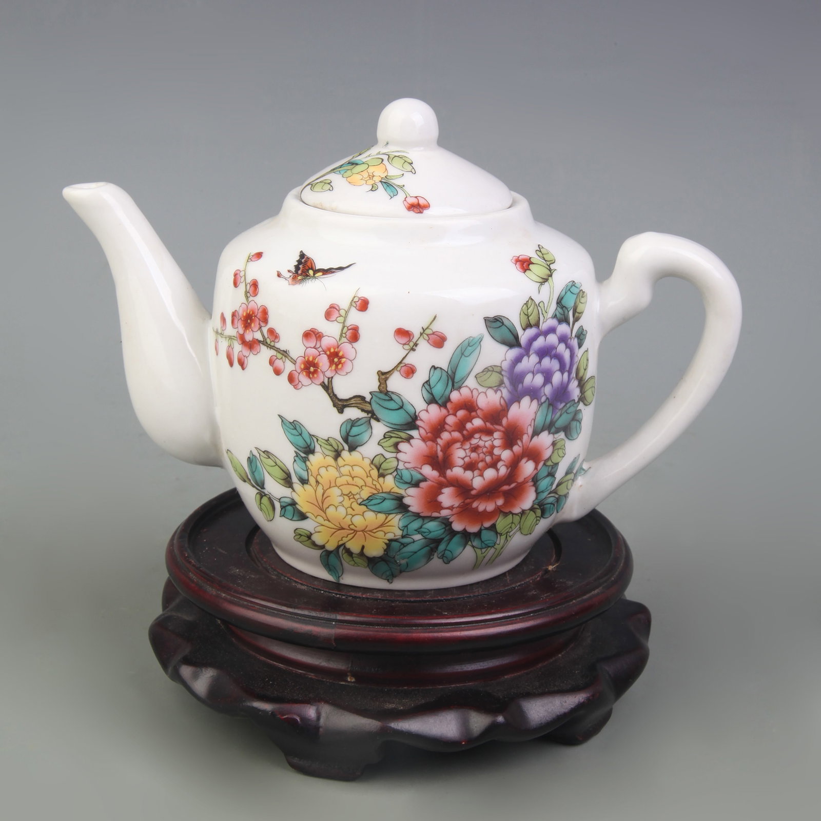 FAMILLE ROSE FLOWER AND BIRD PORCELAIN TEAPOT: Republic Period; Width: 6.6 inch; High: 4.3 inch; Woodbase for picture and display only