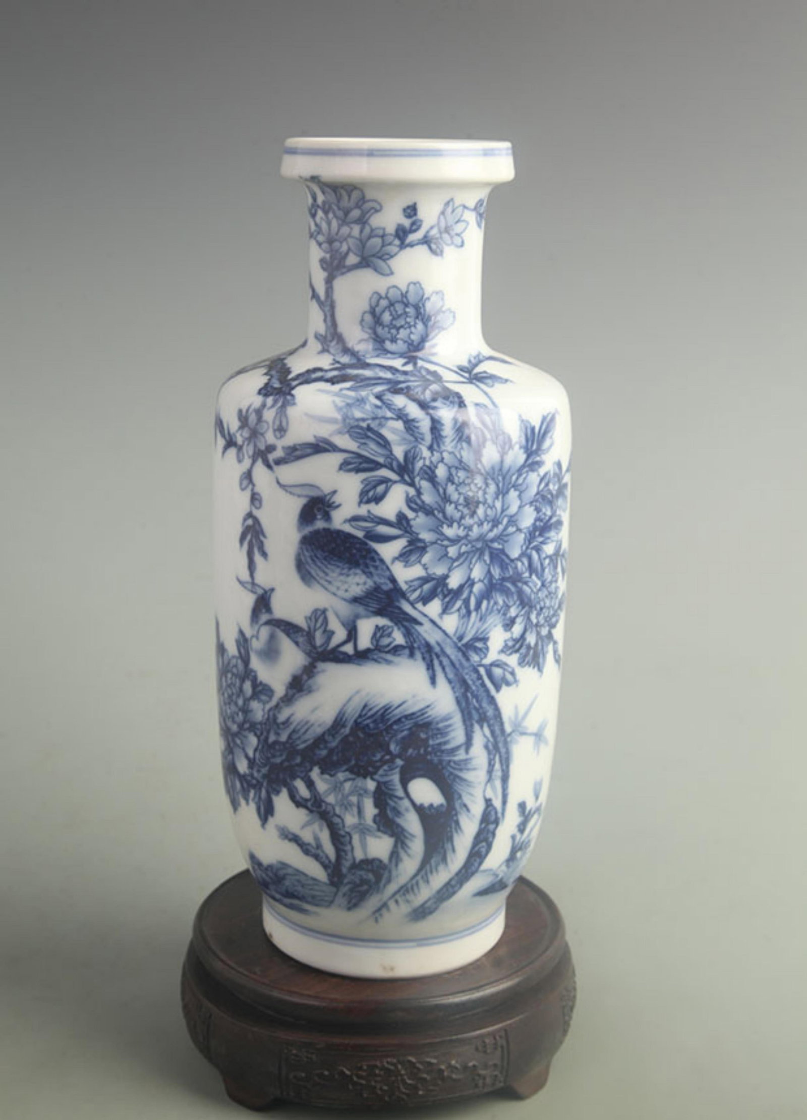 BLUE AND WHITE BIRD AND FLOWER PATTERN MALLET STYLE PORCELAIN VASE: Qing Dynasty Kang Xi Period; Diameter: High: 10.8 inch; Width: 4.80 inch; Woodbase for picture and display only