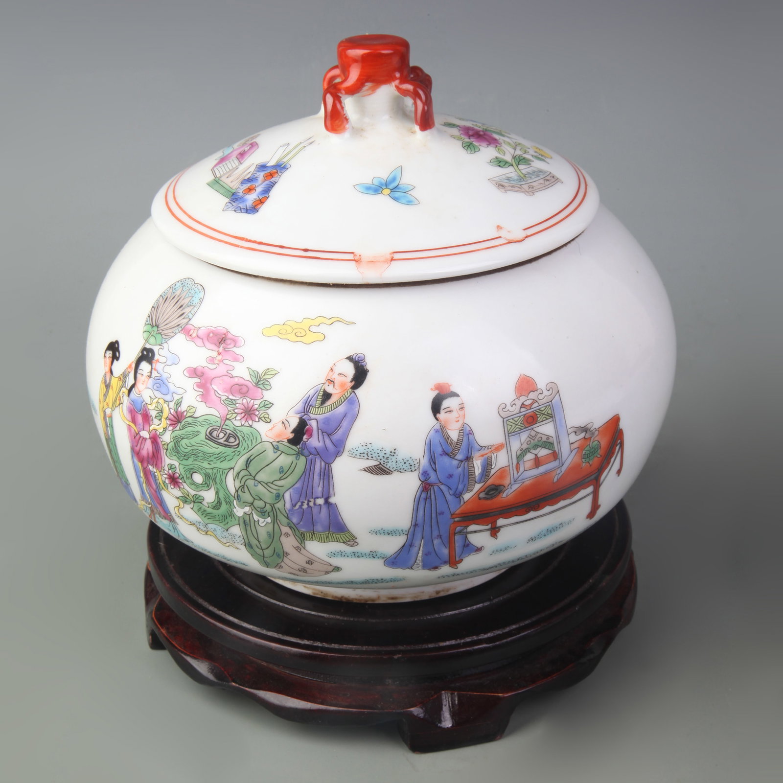 FAMILLE ROSE JAR WITH FIGURAL DECORATION (1 of 5)