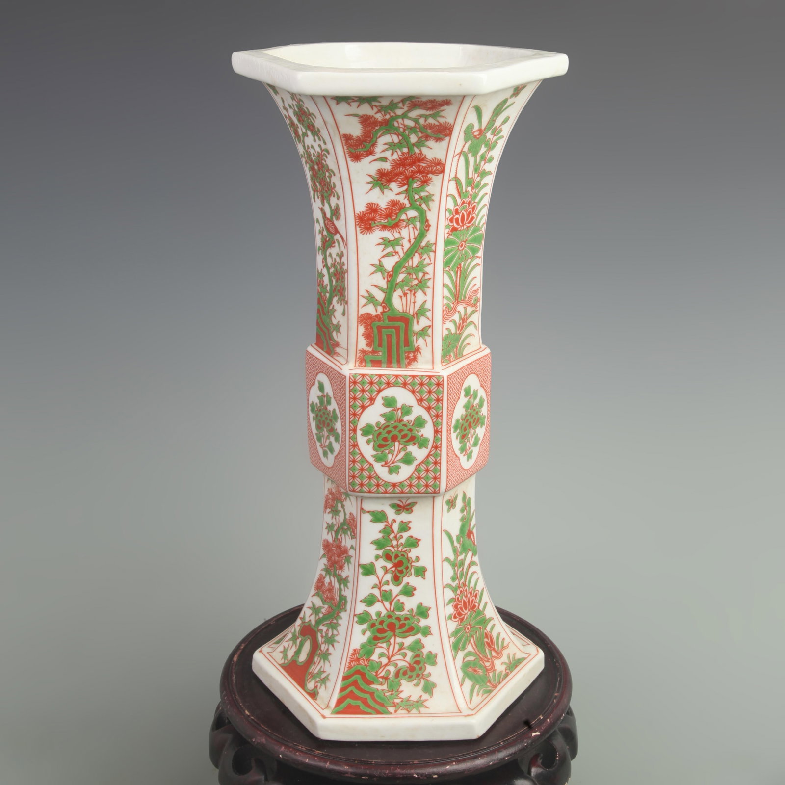 FLOWER STYLE FAMILLE ROSE PORCELAIN FLOWER VASE: Qing Dynasty Kang Xi Period, High: 15.00 inch; Width: 6.3 inch; Woodbase for picture and display only
