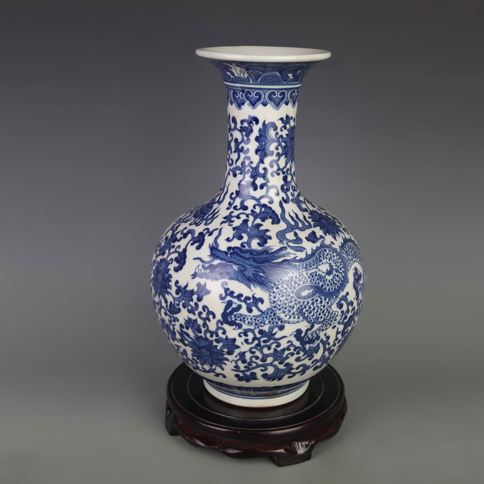 A FINE BLUE AND WHITE FLOWER PATTERN PORCELAIN VASE (1 of 5)