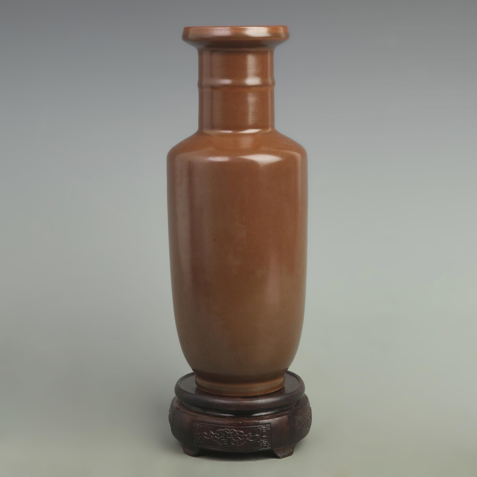 A FINE BEAN SAUCE COLOR PORCELAIN VASE (1 of 5)