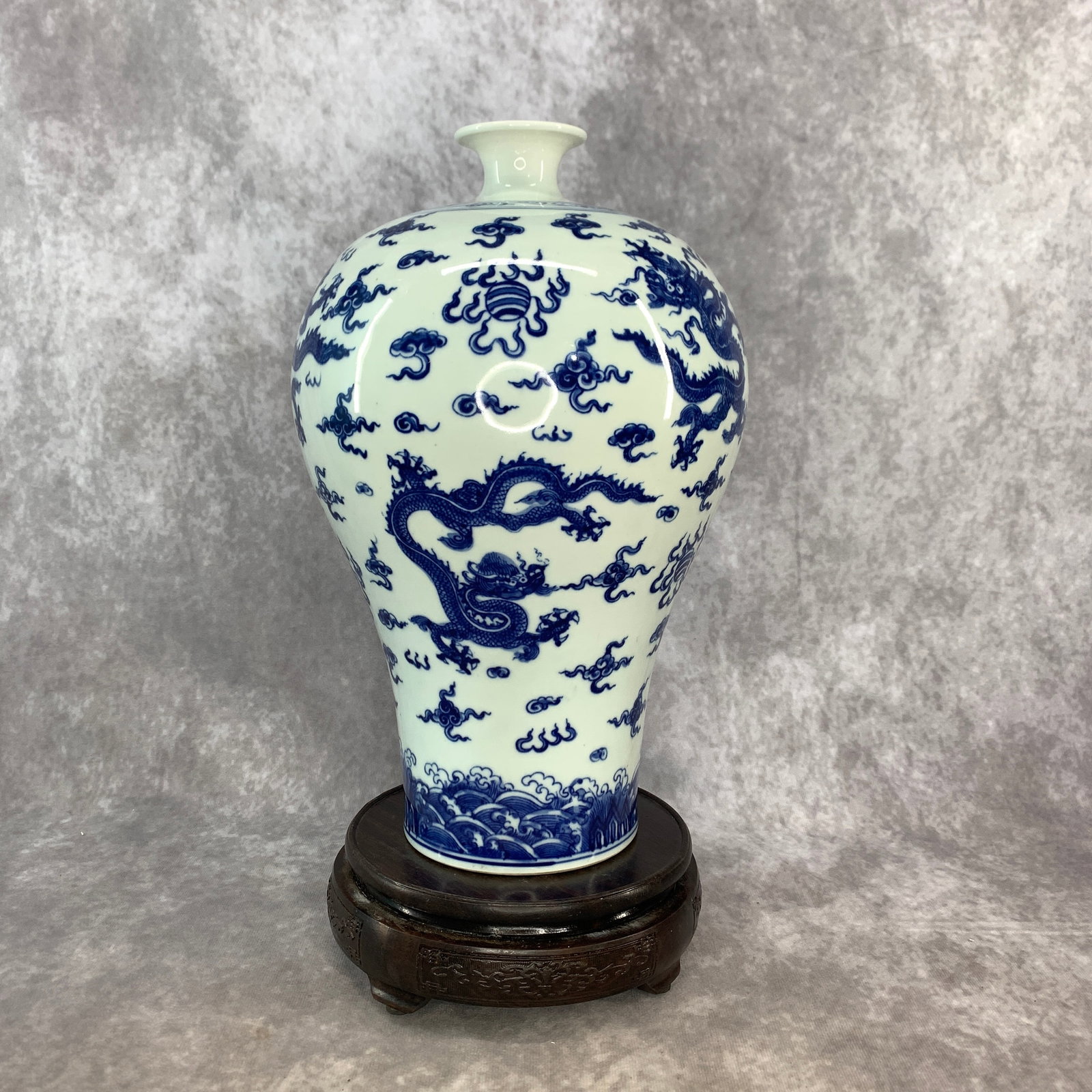 BLUE AND WHITE DRAGON PATTERN PORCELAIN MEI BOTTLE: Qing Dynasty; High: 11.6 inch; Diameter: 7.8 inch; Woodbase for picture and display only