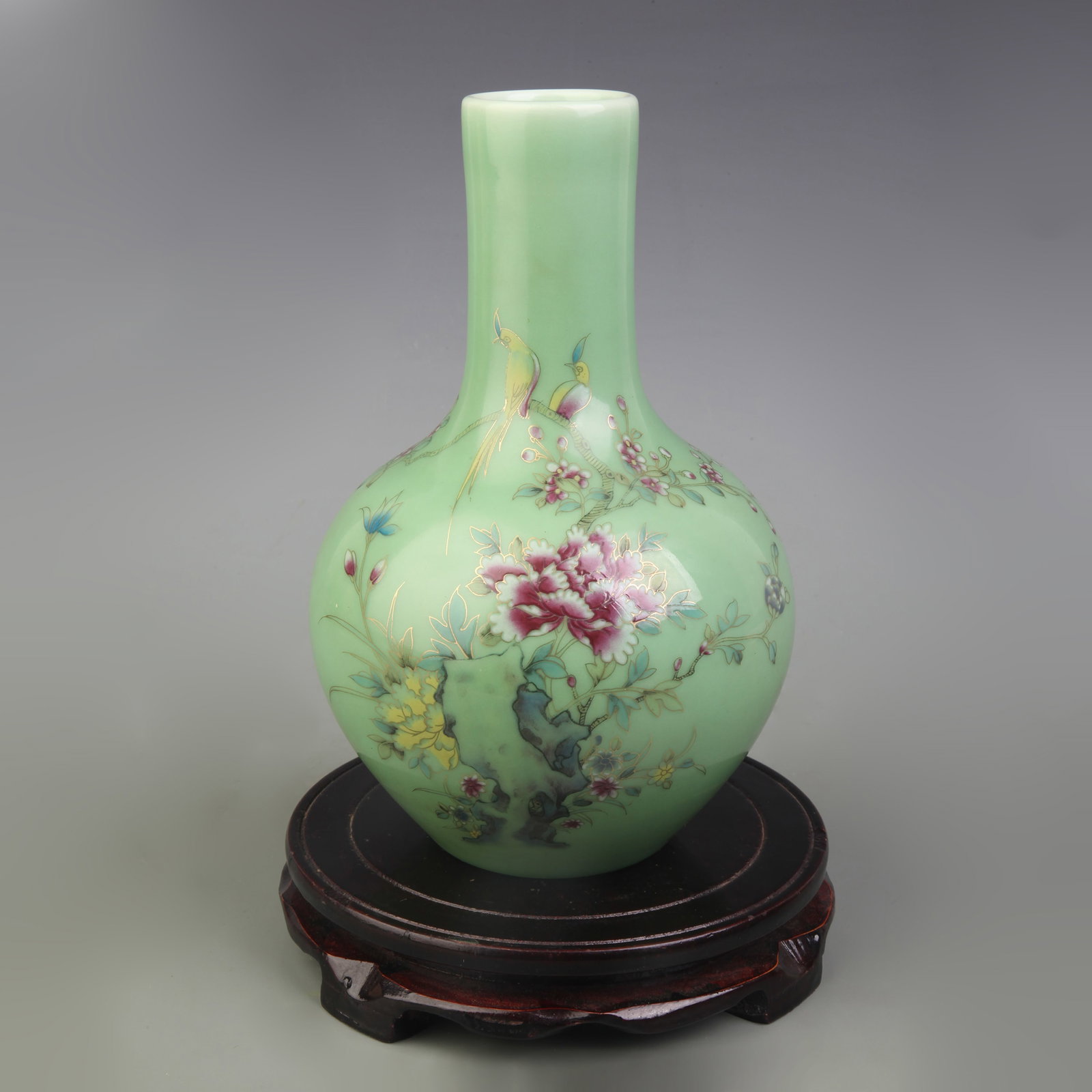FAMILLE-ROSE FLORAL AND BIRD PATTERN GLOBULAR PORCELAIN VASE: Qing Dynasty Qian Long Period; High: 9.0 inch; Woodbase for picture and display only